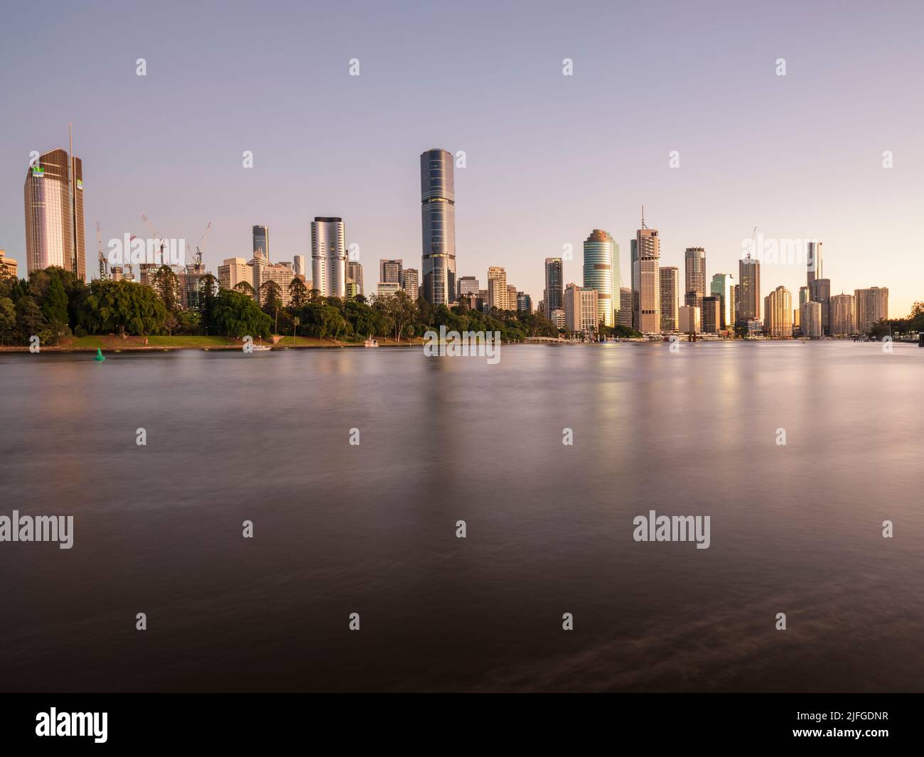 Dawn sopra la città di Brisbane. Brisbane è la capitale del Queensland e si trova sulla costa orientale dell'Australia. Foto Stock