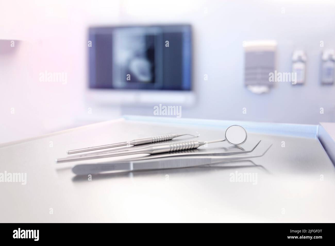 Primo piano degli strumenti dentali, luminosa sala di trattamento nella pratica del dentista Foto Stock