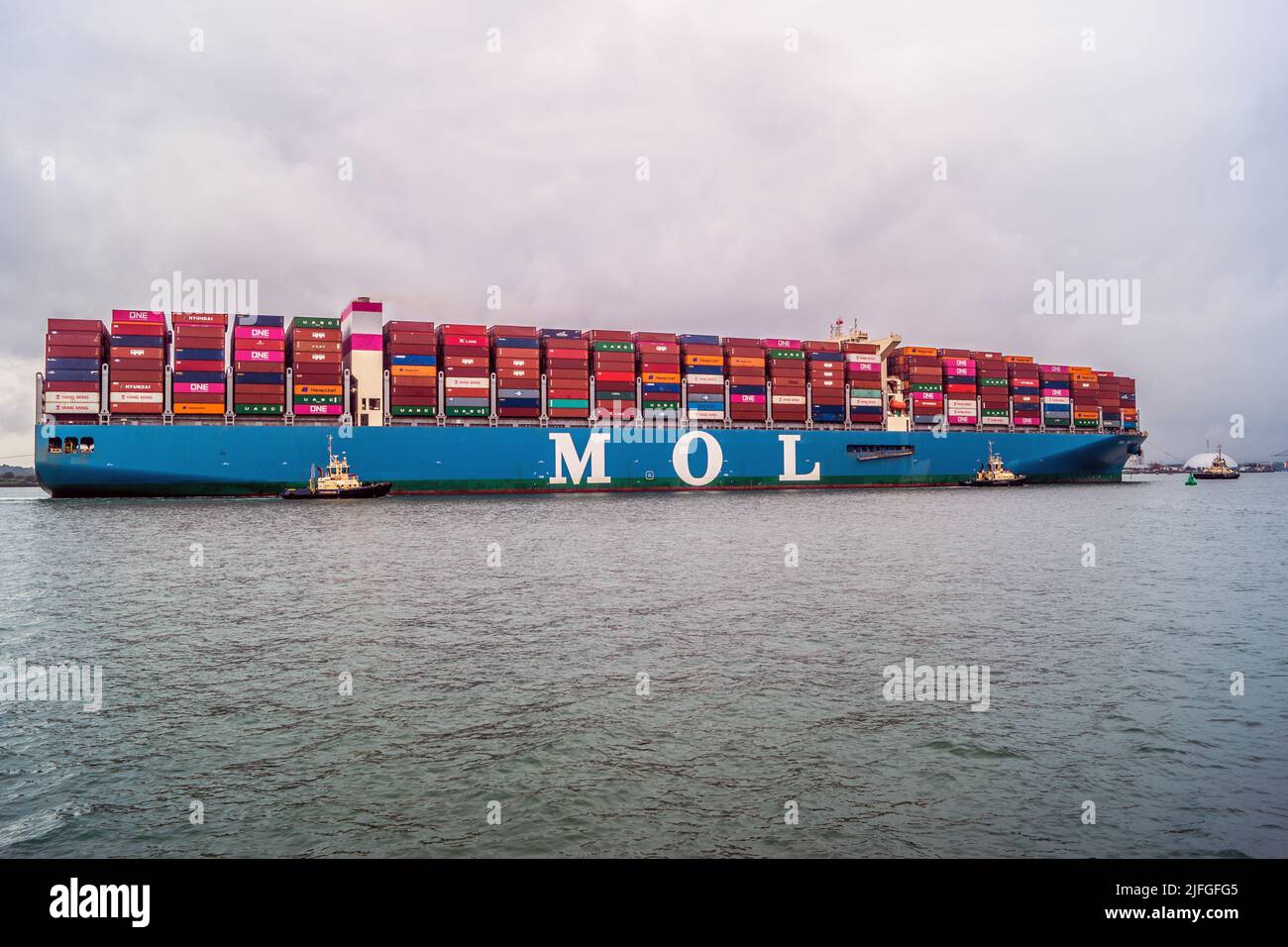LA nave MOL Container si dirige verso il porto di Southampton, Inghilterra, Regno Unito. Foto Stock