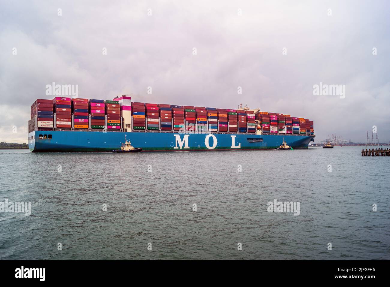 LA nave MOL Container si dirige verso il porto di Southampton, Inghilterra, Regno Unito. Foto Stock