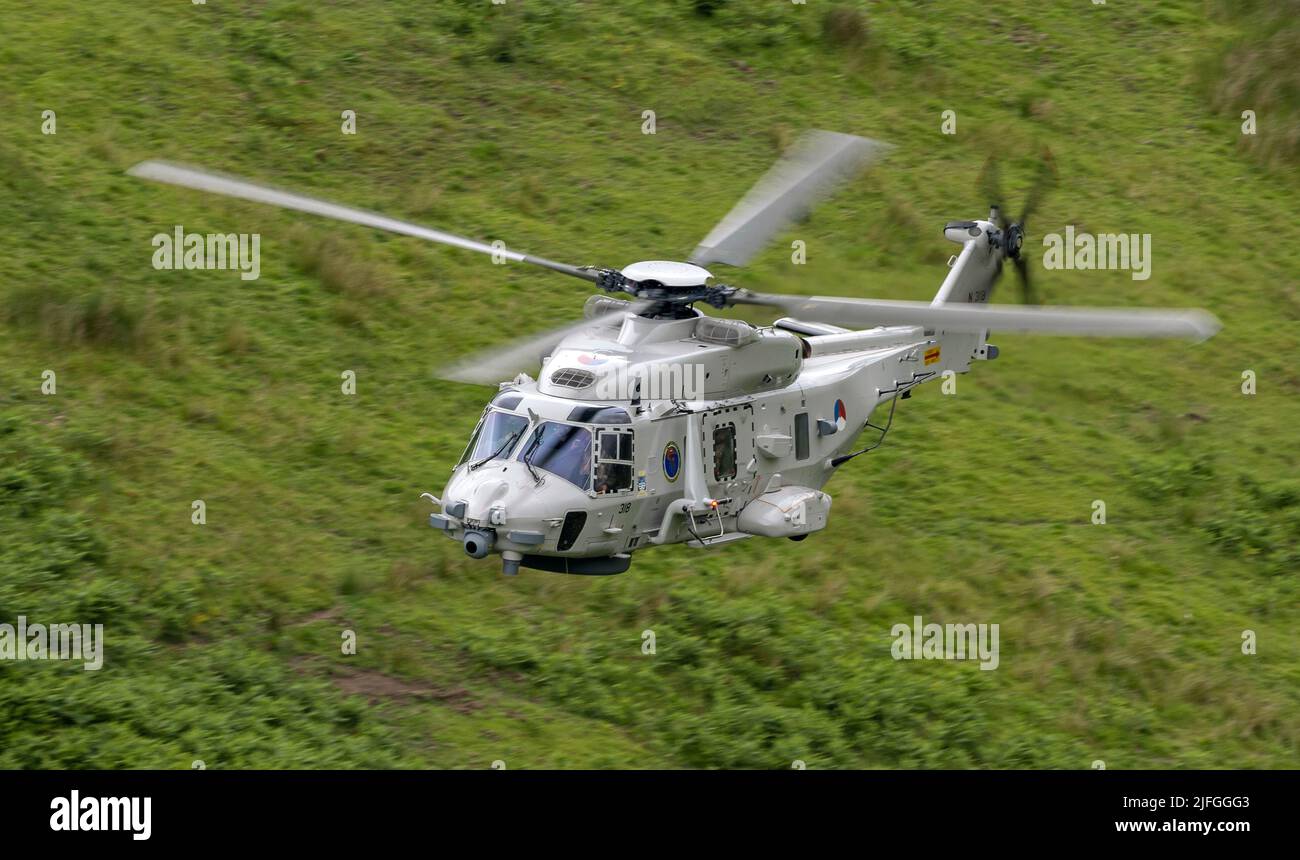 Royal Netherlands Navy, NH90 Helicopter in distacco nel Regno Unito a RNAS Culdrose, che effettua un addestramento di volo di basso livello nella zona di Mach Loop di Wale Foto Stock
