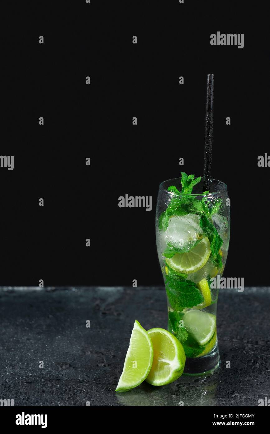 Mojito cocktail con lime, limone e menta in un bicchiere. Cocktail di freschezza. Il concetto di una bevanda alcolica di lusso. Foto Stock