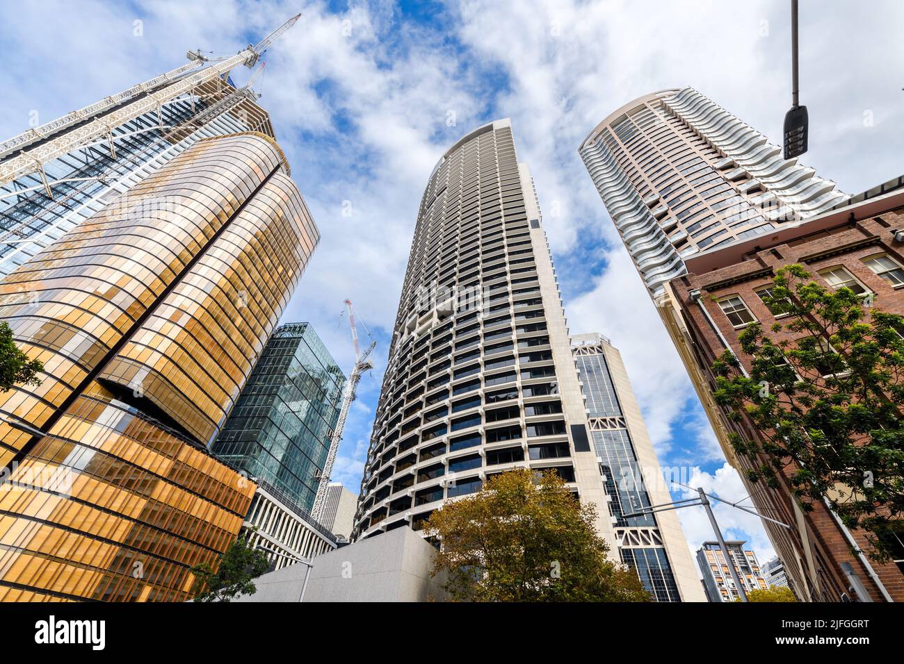 Nuovi grattacieli al The Rocks nella città di Sydney mentre guardate in su in un giorno Foto Stock