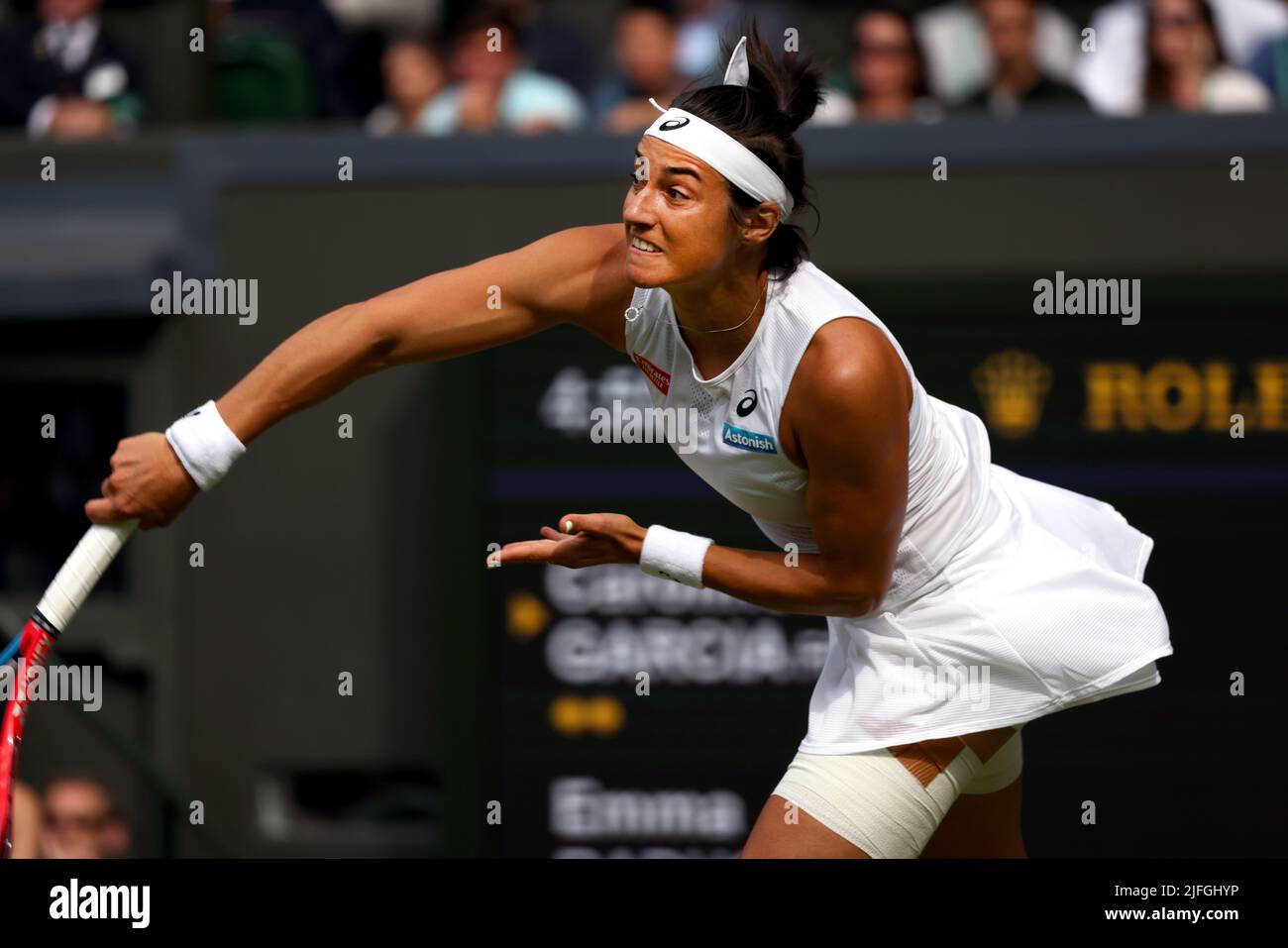 29 giugno 2022, All England Lawn Tennis Club, Wimbledon, Londra, Regno Unito. Caroline Garcia di Francia durante il suo secondo round match contro Emma Raducanu di Gran Bretagna a Wimbledon. Garcia ha vinto la partita per avanzare al terzo round. Foto Stock
