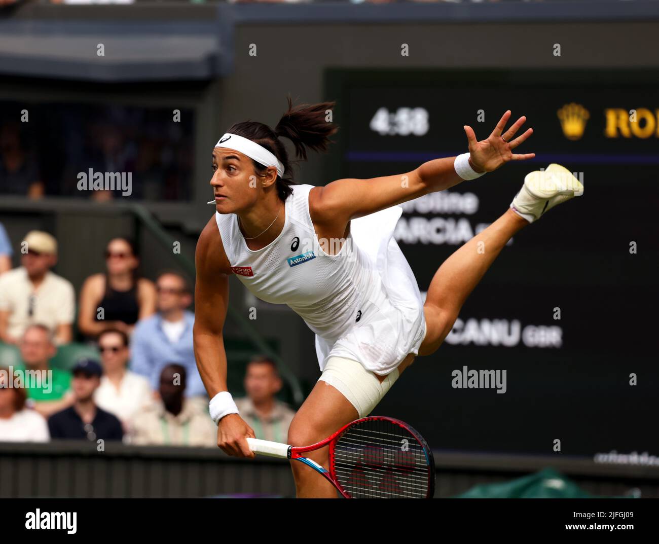 29 giugno 2022, All England Lawn Tennis Club, Wimbledon, Londra, Regno Unito. Caroline Garcia di Francia durante il suo secondo round match contro Emma Raducanu di Gran Bretagna a Wimbledon. Garcia ha vinto la partita per avanzare al terzo round. Foto Stock