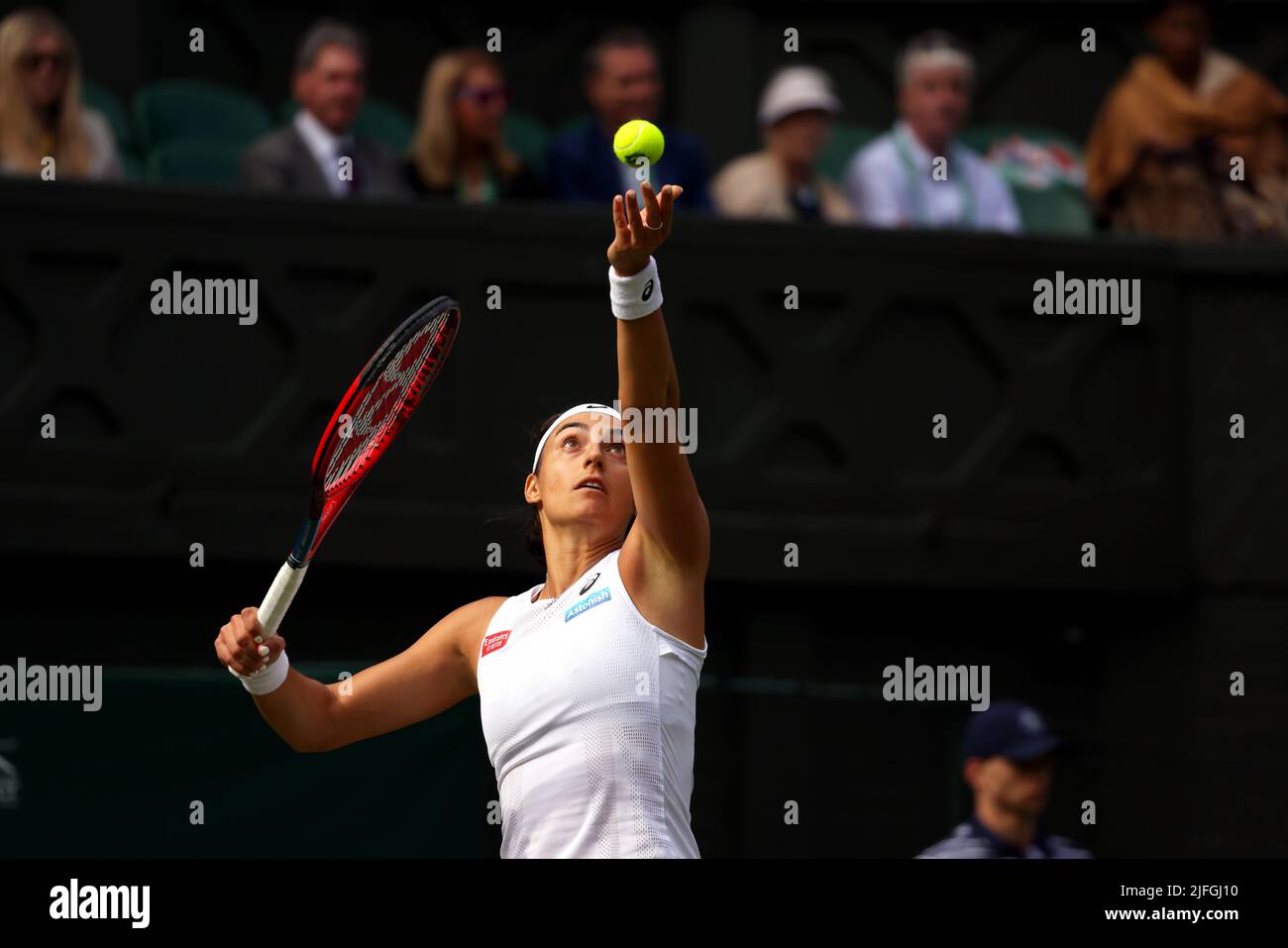 29 giugno 2022, All England Lawn Tennis Club, Wimbledon, Londra, Regno Unito. Caroline Garcia di Francia durante il suo secondo round match contro Emma Raducanu di Gran Bretagna a Wimbledon. Garcia ha vinto la partita per avanzare al terzo round. Foto Stock