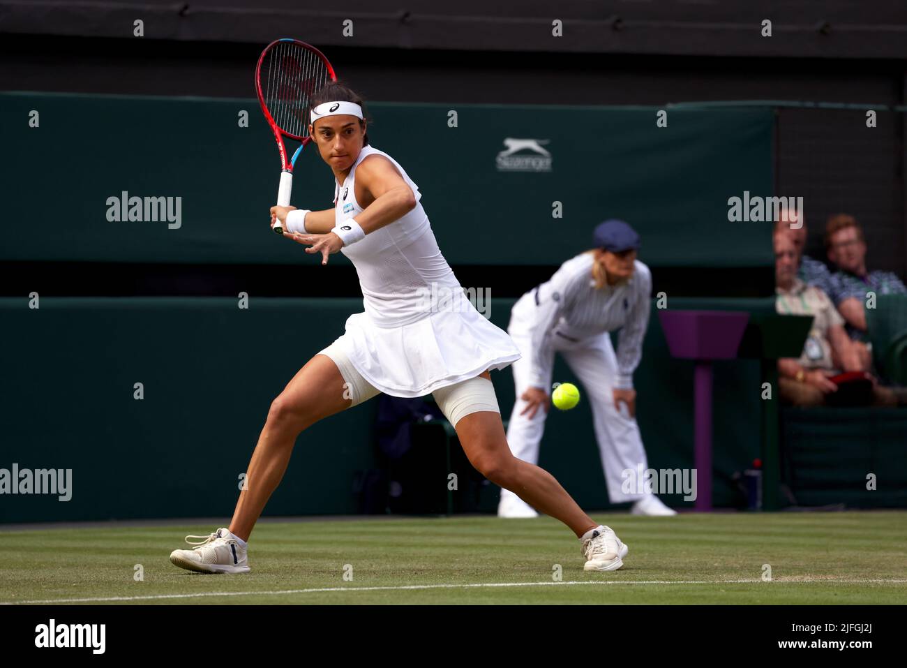 29 giugno 2022, All England Lawn Tennis Club, Wimbledon, Londra, Regno Unito. Caroline Garcia di Francia durante il suo secondo round match contro Emma Raducanu di Gran Bretagna a Wimbledon. Garcia ha vinto la partita per avanzare al terzo round. Foto Stock