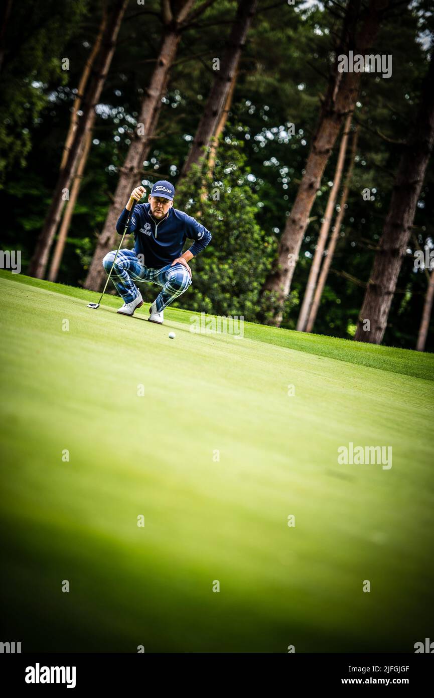 Ian Poulter controlla la posa del verde prima di mettere durante la LIV Golf Invitational London Foto Stock