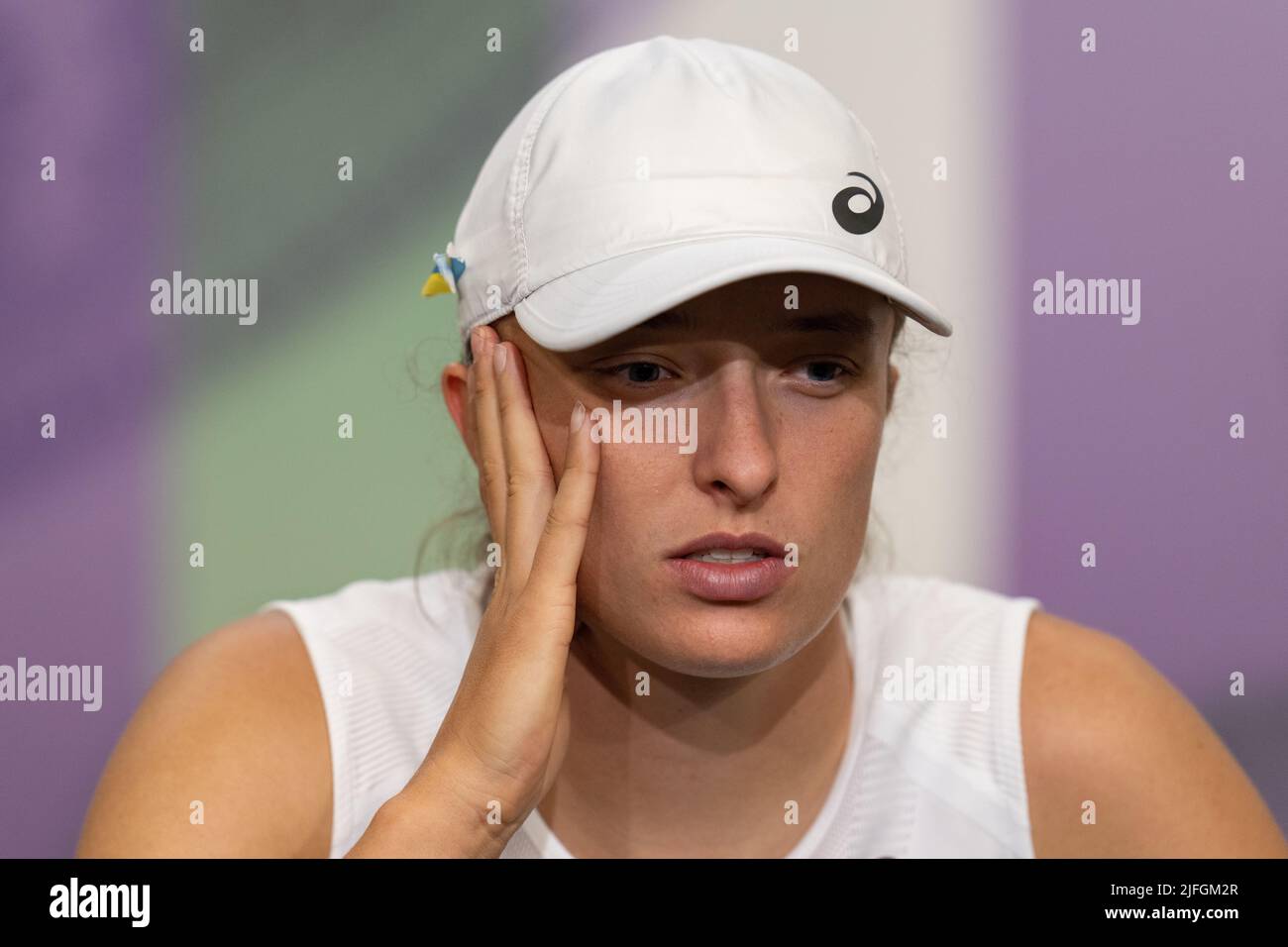 IgA Swiatek parla ai media nella Main Interview Room dopo la sua sconfitta ad Alize Cornet durante il giorno sei dei campionati di Wimbledon 2022 all'All England Lawn Tennis and Croquet Club, Wimbledon. Data foto: Sabato 2 luglio 2022. Foto Stock