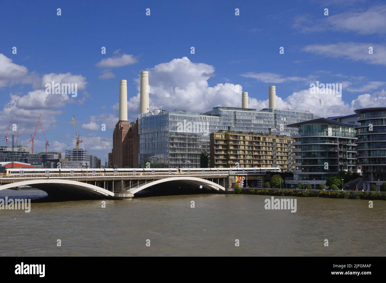 Battersea Power station sviluppo dal fiume Tamigi Londra Inghilterra Regno Unito Foto Stock