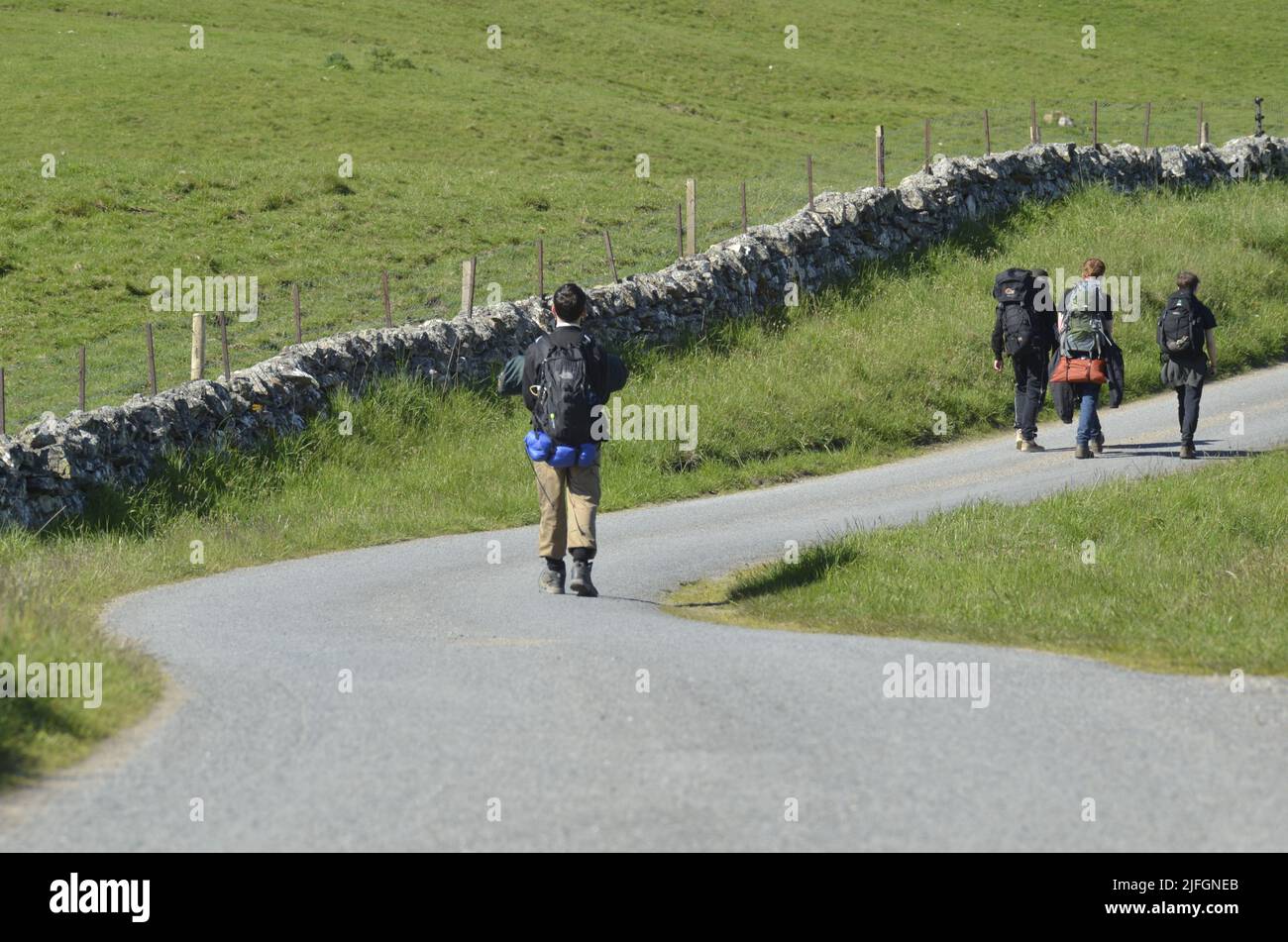 I giovani camminano fuori da Glen Tilt verso Blair Atholl nel Cairngorms National Park in Scozia, Regno Unito Foto Stock