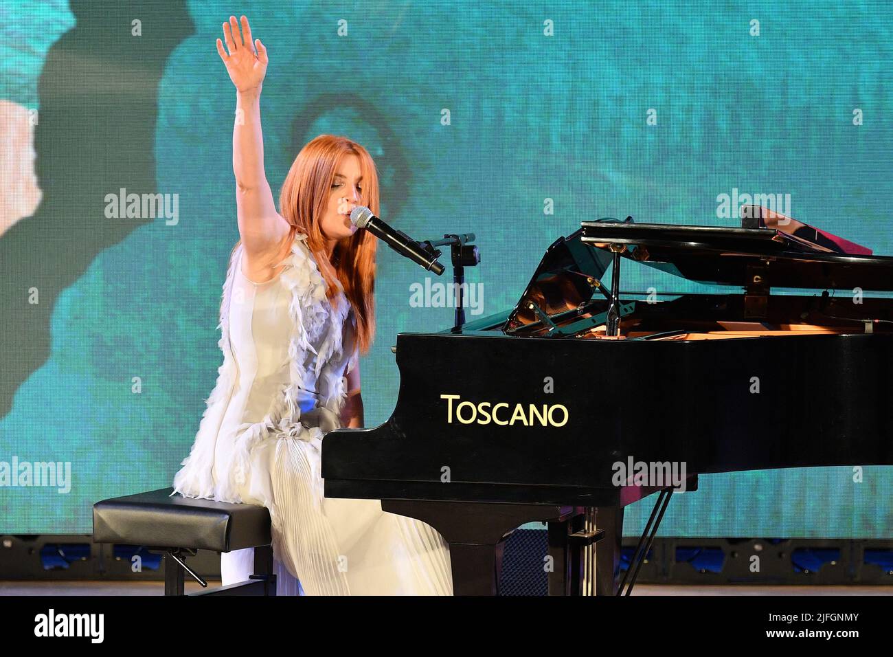 Foto LiveMedia/Carmelo Imbesi. Taormina Messina, Italia, 2 luglio 2022, 68th Taormina Film Fest.nella foto: Noemi suona sul palco del Teatro Antico durante la Taormina Film Fest 2022. Foto Stock