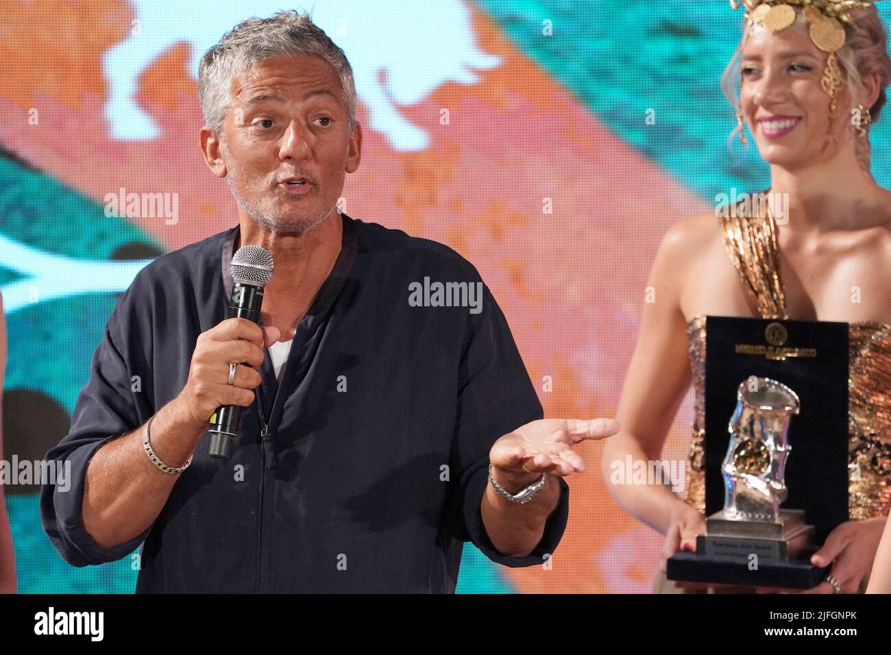 Foto LiveMedia/Carmelo Imbesi. Taormina Messina, Italia, 2 luglio 2022, 68th Taormina Film Fest.nella foto: Rosario Fiorello è visto sul palco durante la Taormina Film Fest 2022. Foto Stock