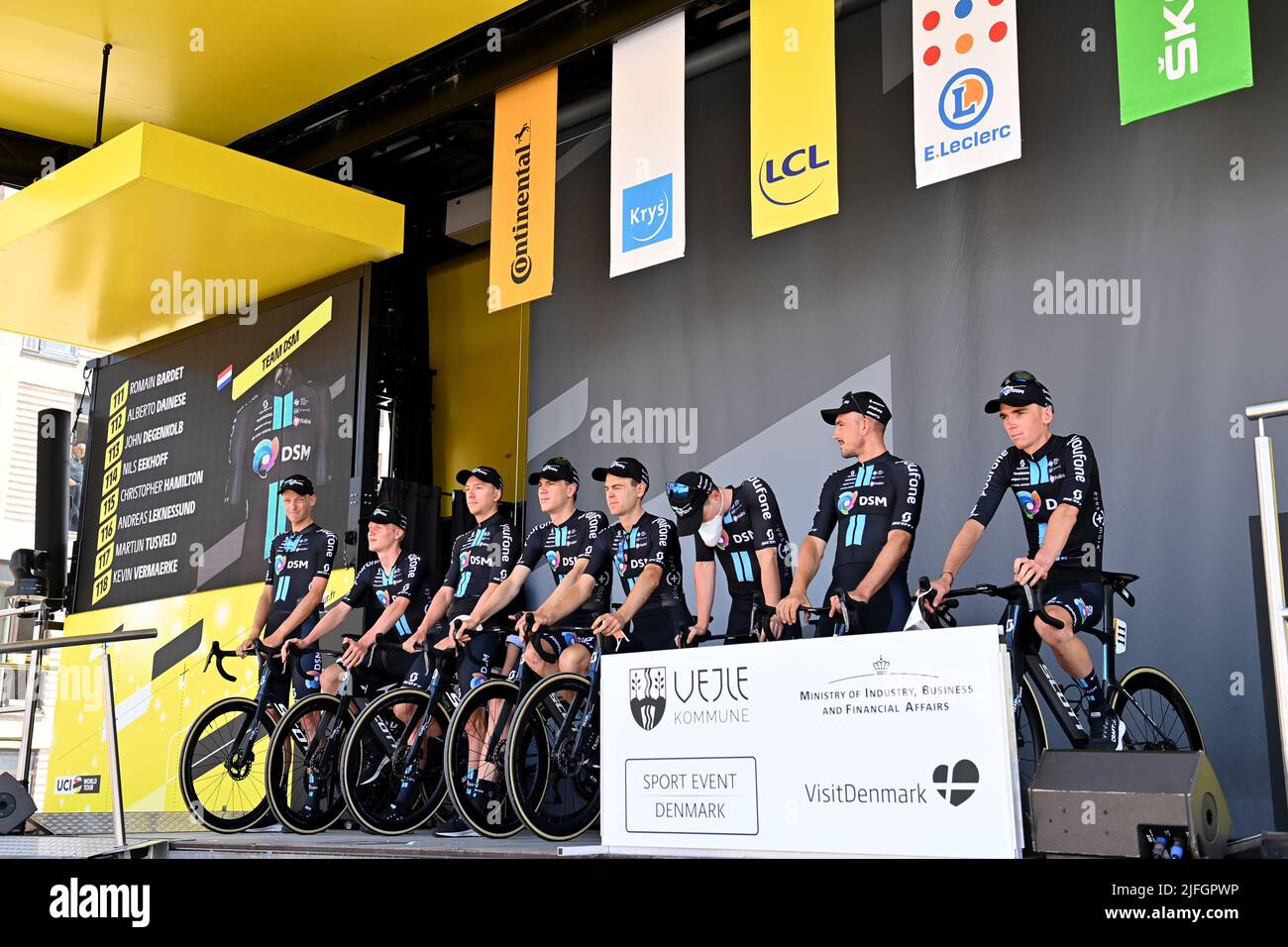Vejle a Sonderborg, Danimarca. 3rd luglio 2022. Sonderborg, Danimarca. 3rd luglio 2022. Il Team DSM viene presentato agli spettatori prima della tappa 3 del Tour De France, Vejle a Sonderborg. Credit: Pete Goding/Alamy Live News Credit: Peter Goding/Alamy Live News Foto Stock