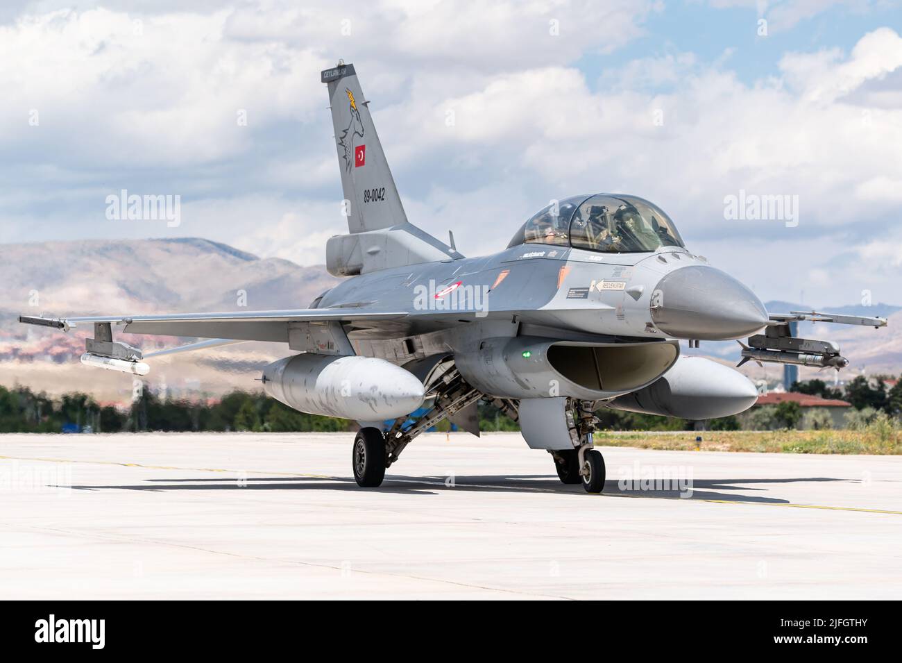 Un F-16 Fighting Falcon jet dell'Aeronautica militare turca presso la base aerea di Konya in Turchia. Foto Stock
