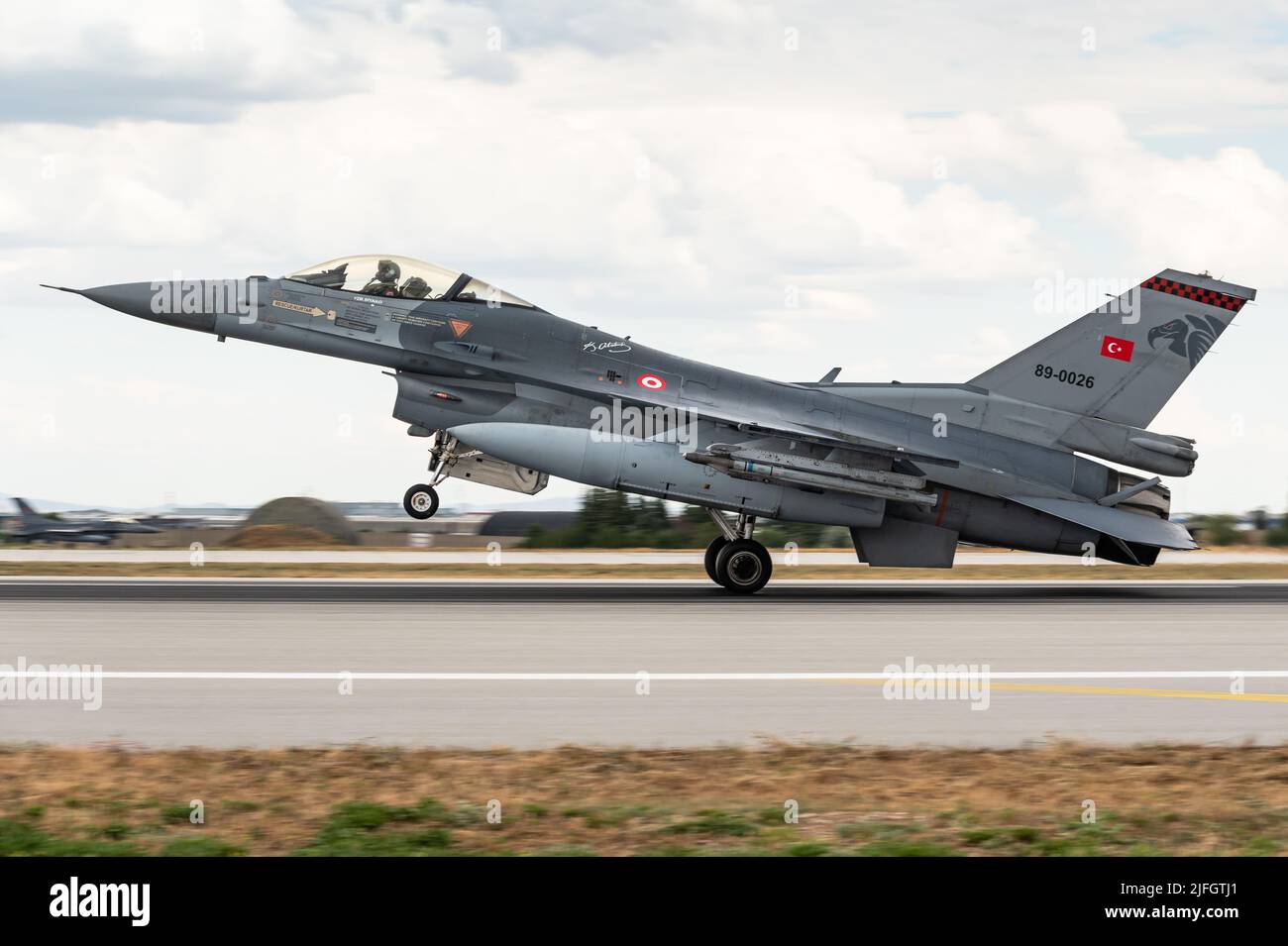 Un F-16 Fighting Falcon jet dell'Aeronautica militare turca presso la base aerea di Konya in Turchia. Foto Stock