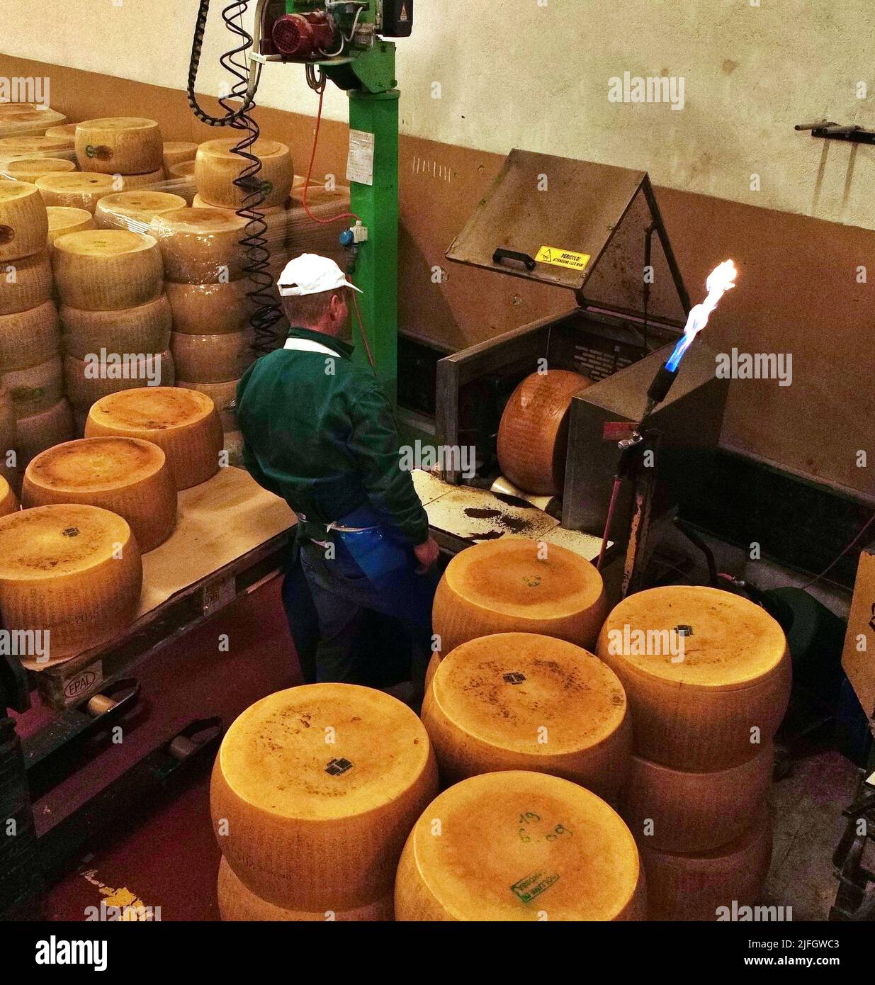 Migliaia di forme di Parmigiano Reggiano nel più grande magazzino di formaggi parmigiano vicino a Montecavolo, Reggio Emilia, Italia Foto Stock