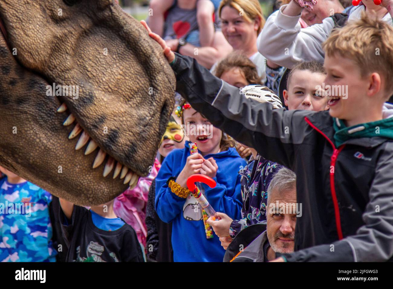 Dino Jurassic Live a Southport, Merseyside. UK Entertainment, Jurassic Live - incontra lo spaventosamente realistico spettacolo T-Rex Dinosaurs, un'avventura spaventosa nel Victoria Park far Away Land Family Festival. Jurassic World Live è un live show prodotto da Feld Entertainment e NBC Universal basato sul franchise Jurassic World. Le famiglie con bambini si sono recate al Victoria Park per una "Terra lontana" per vedere i dinosauri giganti animatronici che camminano, un'esperienza preistorica del fine settimana. Foto Stock