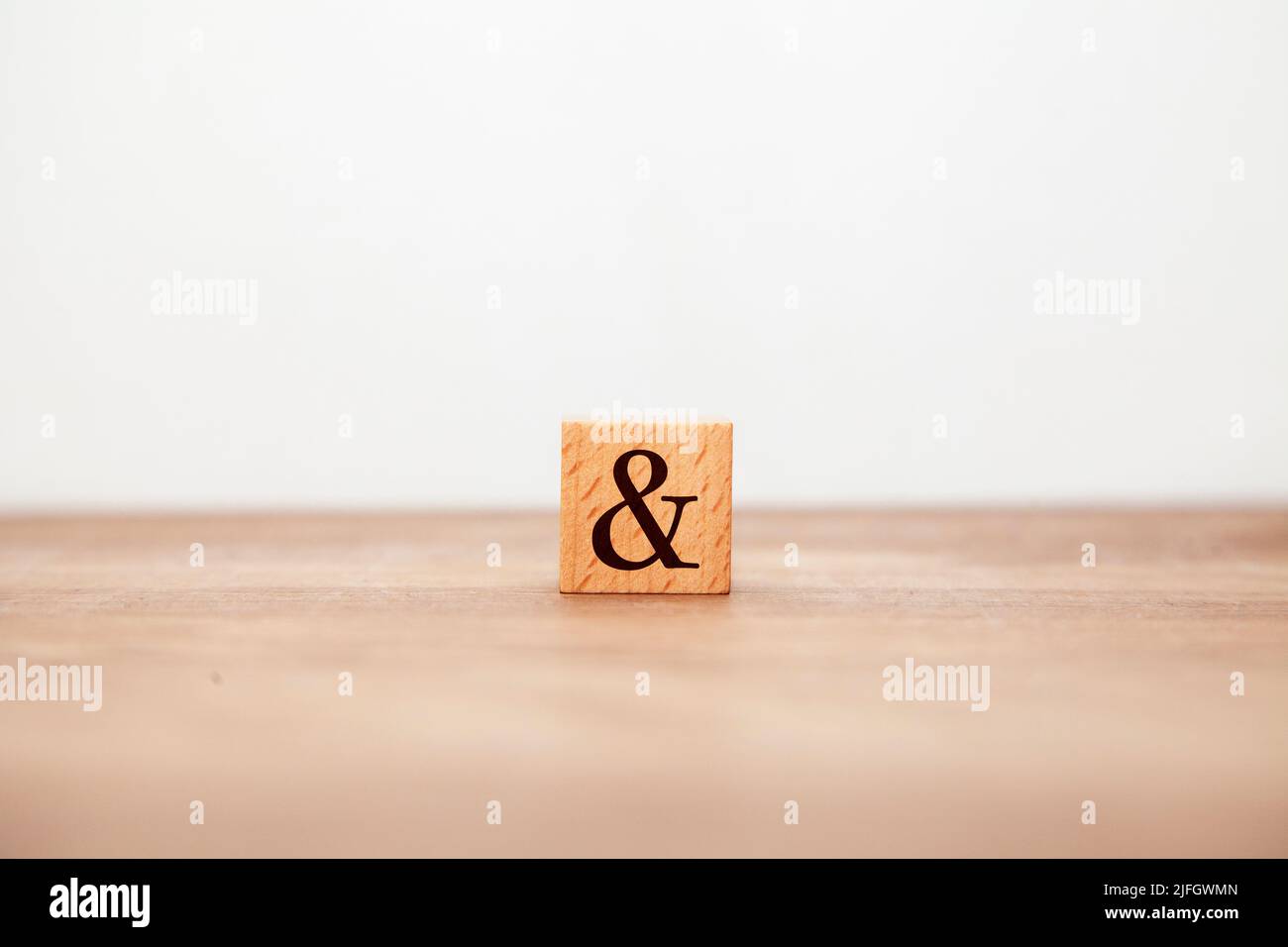 ＆ Carattere. E. Scritto su tre blocchi di legno. Lettere nere. Sfondo bianco. Foto Stock