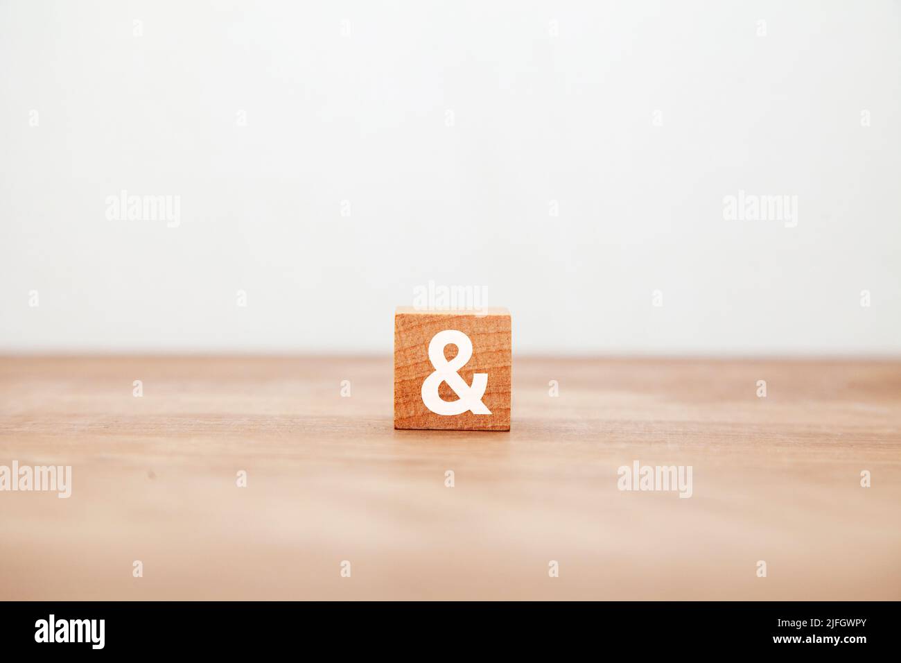 ＆ Carattere. E. Scritto su tre blocchi di legno. Lettere bianche. Sfondo bianco. Foto Stock