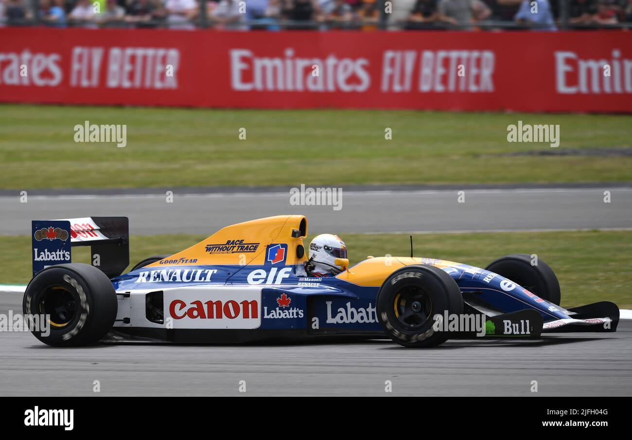 3rd luglio 2022, Silverstone Circuit, Silverstone, Northamptonshire, Inghilterra: Gran premio britannico F1, giorno di gara: Sebastian Vettel guida la vettura che possiede e si è convertito in combustibile a carbonio neutro, precedentemente guidato da Nigel Mansell durante la stagione 1992 quando ha vinto il campionato F1 Foto Stock