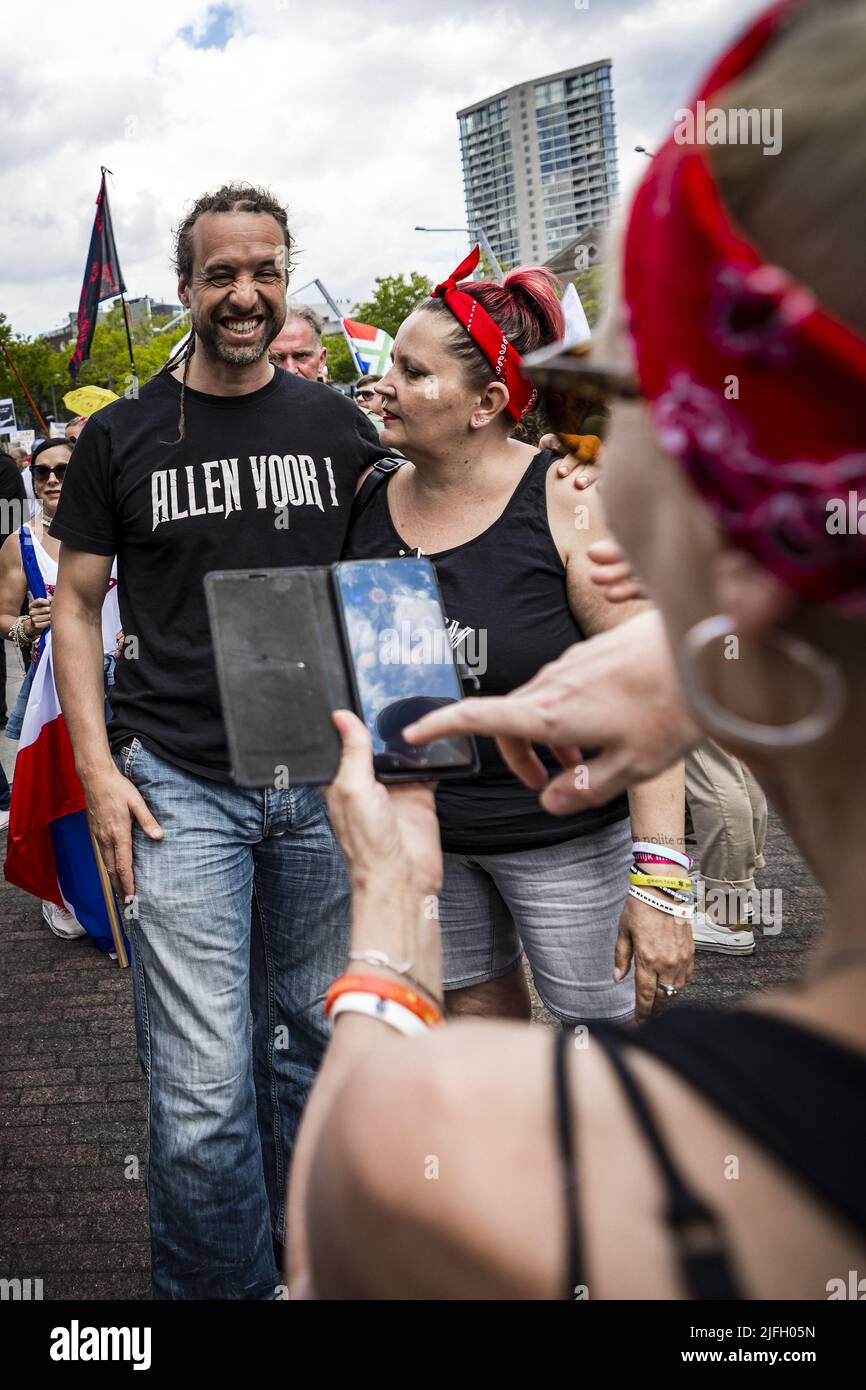 2022-07-03 13:14:50 EINDHOVEN - Willem Engel durante una marcia attraverso il centro di Eindhoven del movimento di protesta Samen voor Nederland. In solidarietà con gli agricoltori che si oppongono alla politica governativa sull'azoto, molti indossavano un fazzoletto di contadini. ANP ROB ENGELAAR olanda OUT - belgio OUT Foto Stock