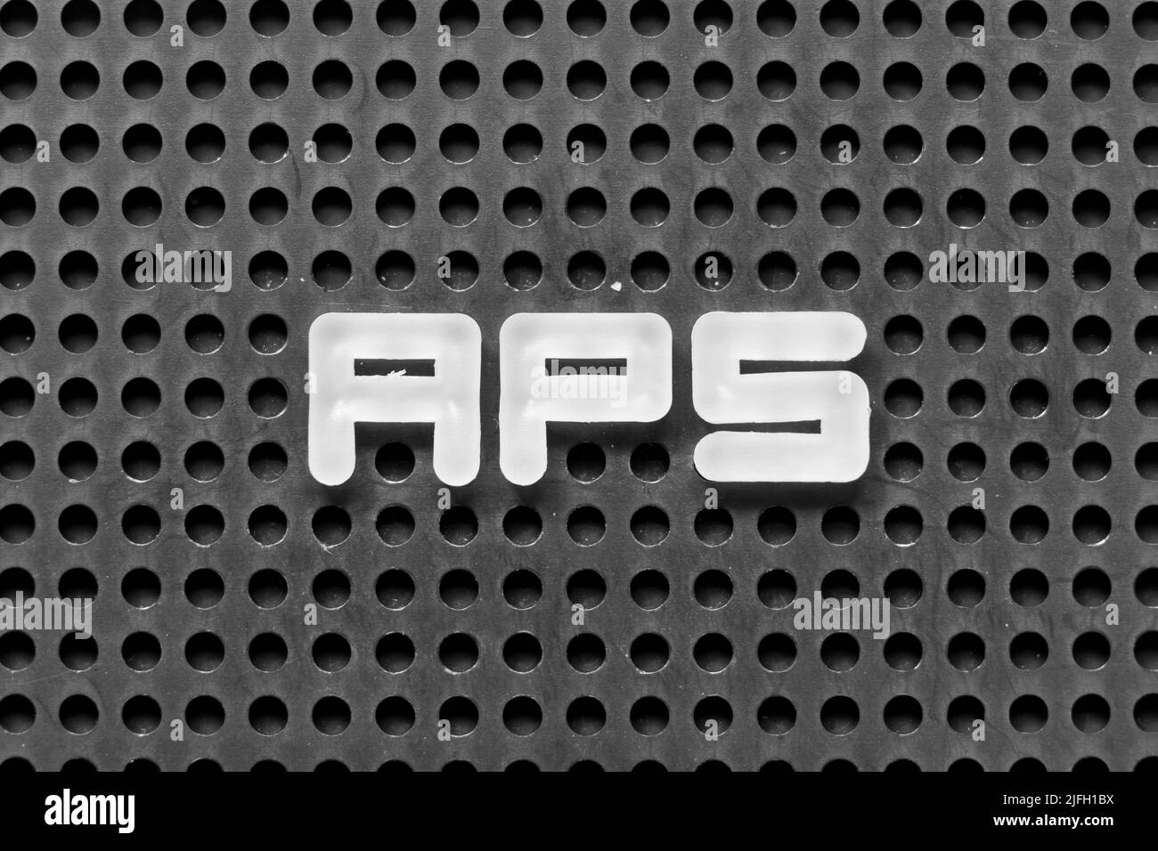 Lettera alfabetica bianca in parola APS (abbreviazione di account Payable System o Advanced Planning and Scheduling) su sfondo nero pegboard Foto Stock