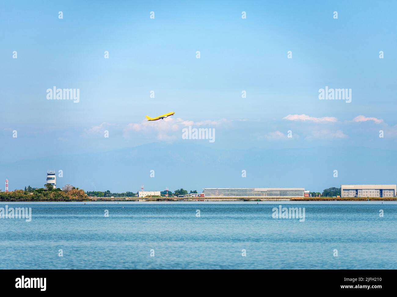 Venezia, aeroporto internazionale chiamato Marco Polo, noto anche come aeroporto Venezia-Tessera con decollo aereo di linea, di fronte alla laguna veneta. Foto Stock