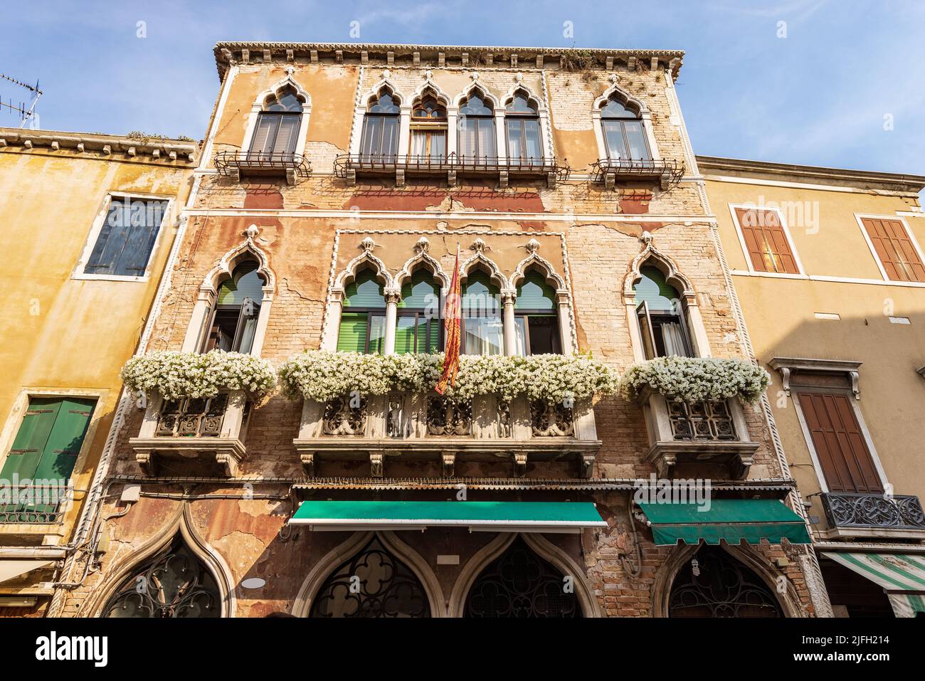Venezia centro, antica casa con finestre ad arco in stile gotico veneziano e balconi. Patrimonio mondiale dell'UNESCO, Veneto, Italia, Europa. Foto Stock