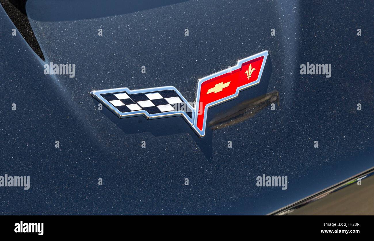 Samara, Russia - 26 giugno 2022: Logo Chevrolet Corvette su una carrozzeria nera Z06. Il marchio Chevrolet è un produttore di automobili negli Stati Uniti Foto Stock