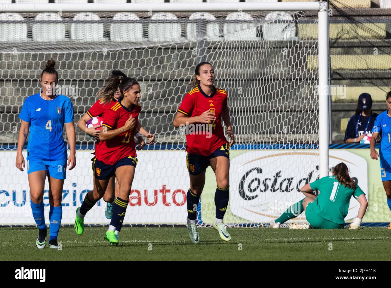 Alexia Putellas Segura e Marta Cardona De Miguel di Spagna festeggiano dopo aver segnato l'obiettivo di equalizzazione durante il manto amichevole Women's International Foto Stock