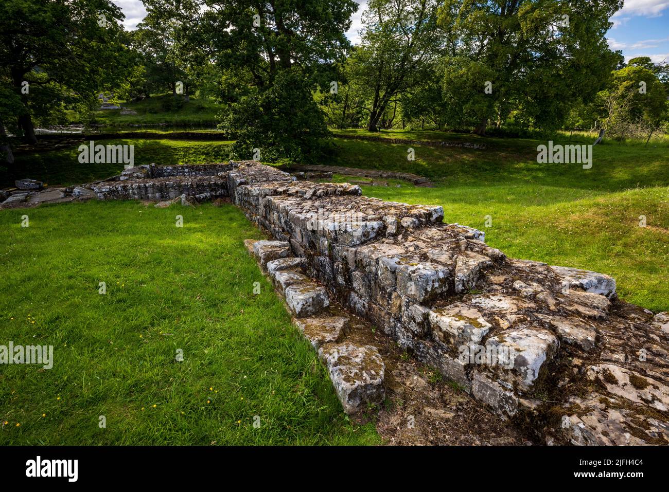 Il Muro di Adriano incontra il ponte fluviale North Tyne, il Forte romano di Chesters, Northumberland, Inghilterra Foto Stock