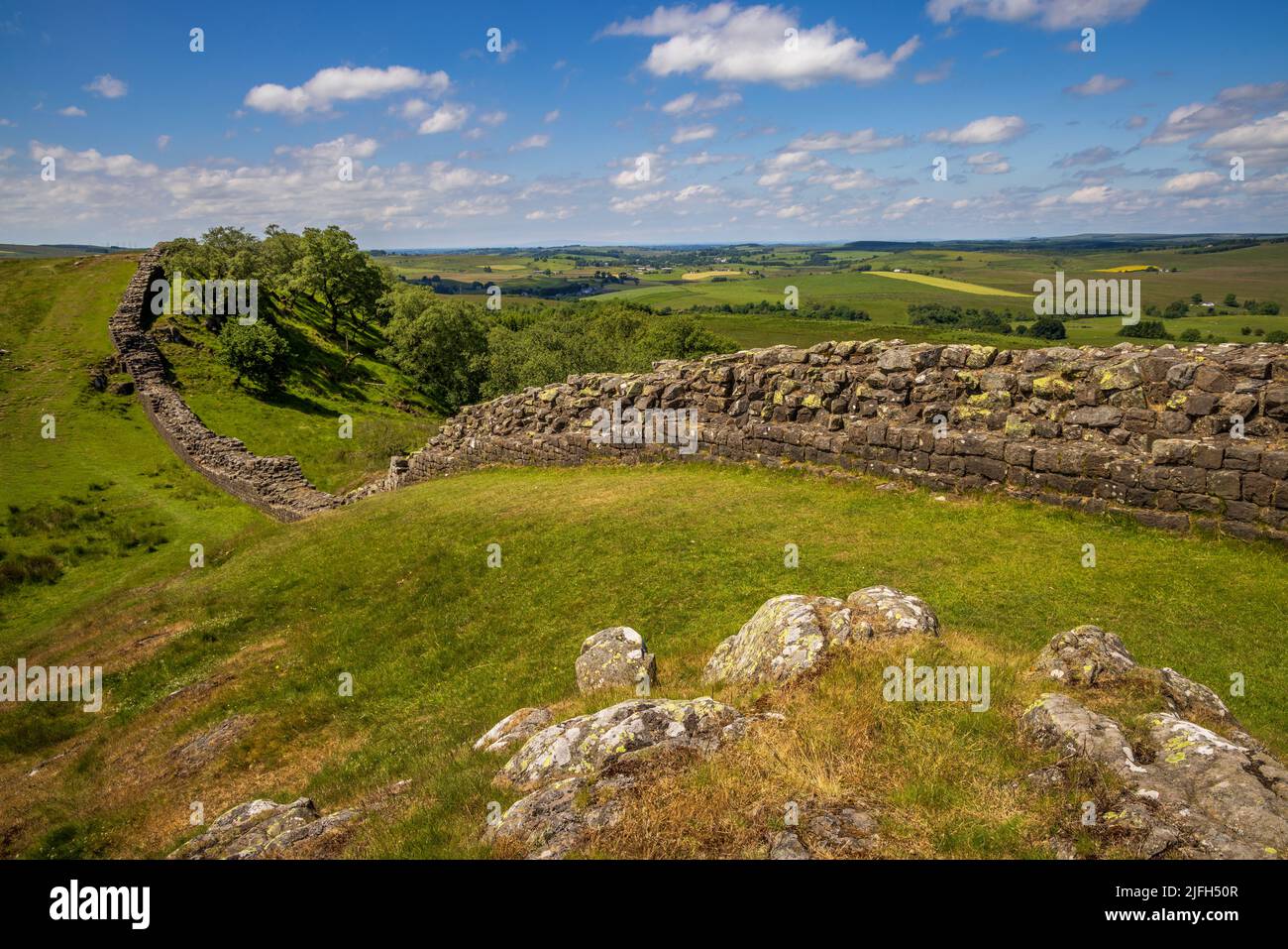 Ad ovest lungo il Muro di Adriano a Walltown Crags, Northumberland, Inghilterra Foto Stock