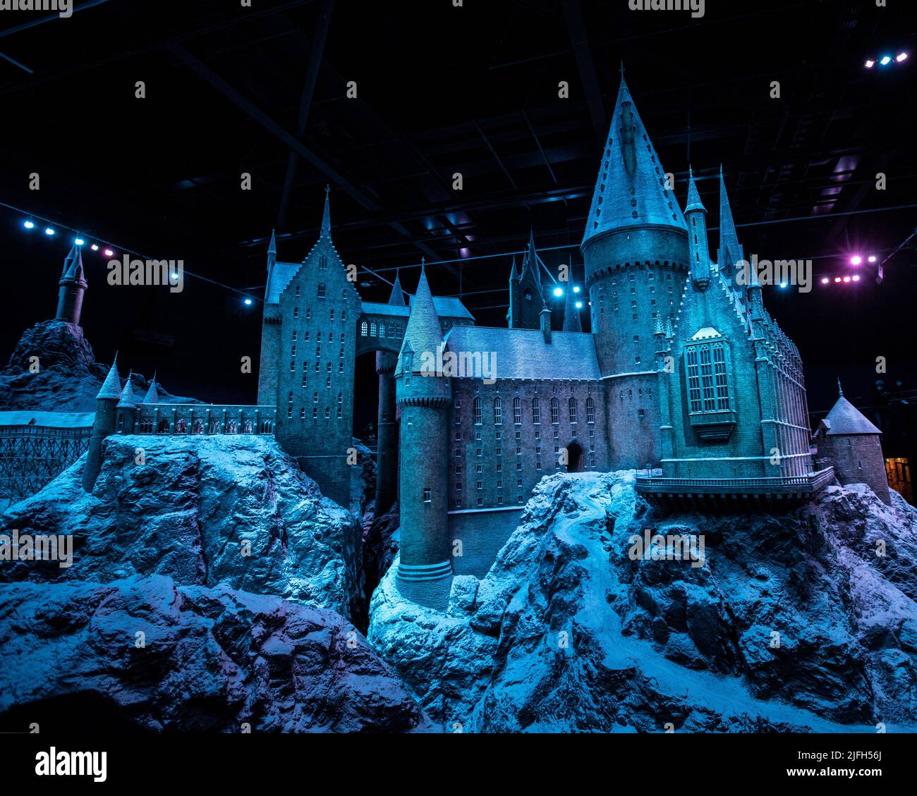Leavesden, Regno Unito - Gennaio 9th 2022: Castello di Hogwarts nella neve in mostra al tour Making of Harry Potter presso i Warner Bros. Studios di Leavesden, Foto Stock