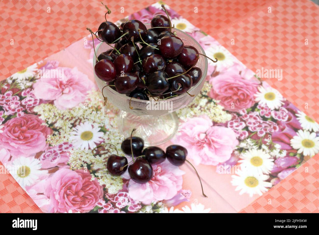 Frutta di bue: Ciliegie rosse scure in una ciotola di vetro Foto Stock