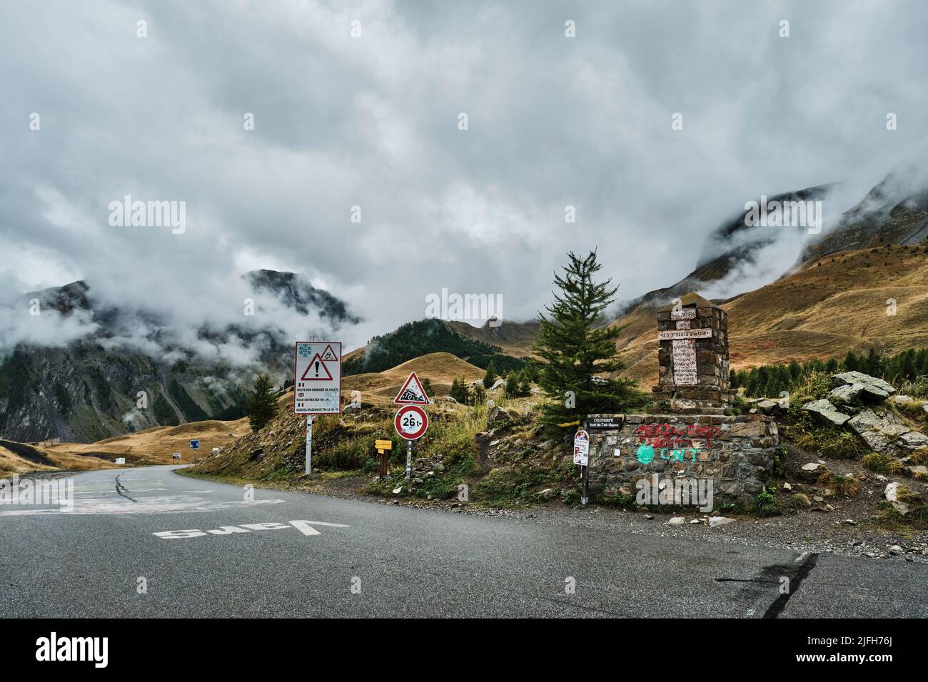 Indicatore di direzione al col de Vars, tappa del tour de france nelle alpi francesi Foto Stock