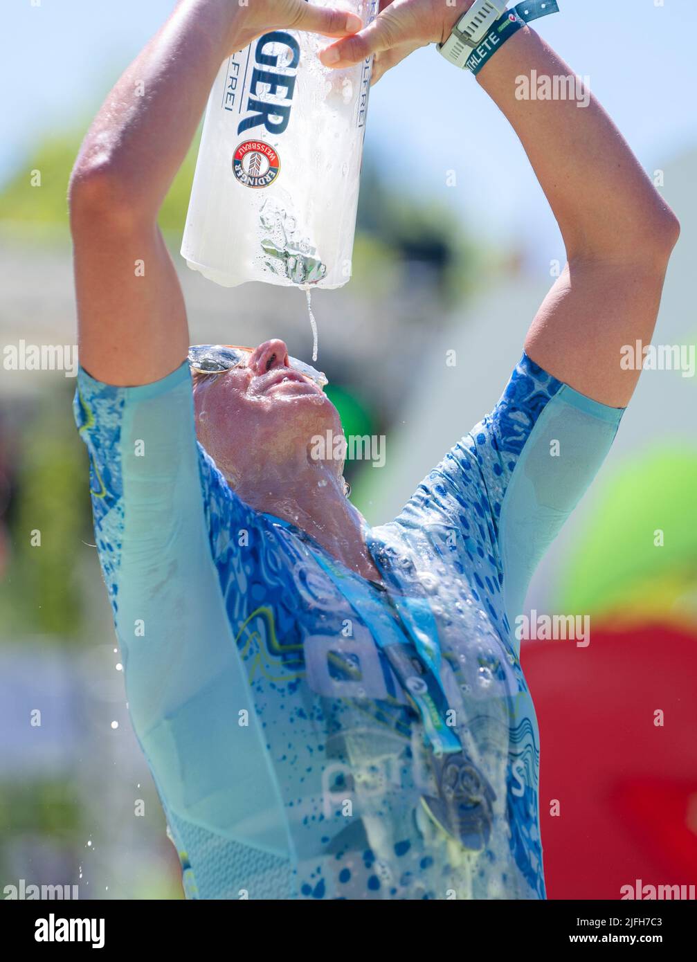 Roth, Germania. 03rd luglio 2022. Il secondo classificato britannico del Triathlon Challenge Roth di quest'anno, Fenella Langridge, versa la birra al traguardo. Credit: Nicolas Armer/dpa/Alamy Live News Foto Stock