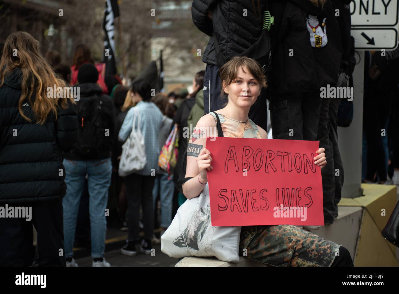 Melbourne, Australia. 2nd luglio 2022. Un partecipante di una protesta di solidarietà per i diritti di aborto ha un segno che legge "l'aborto salva vite”. Credit: Jay Kogler/Alamy Live News Foto Stock