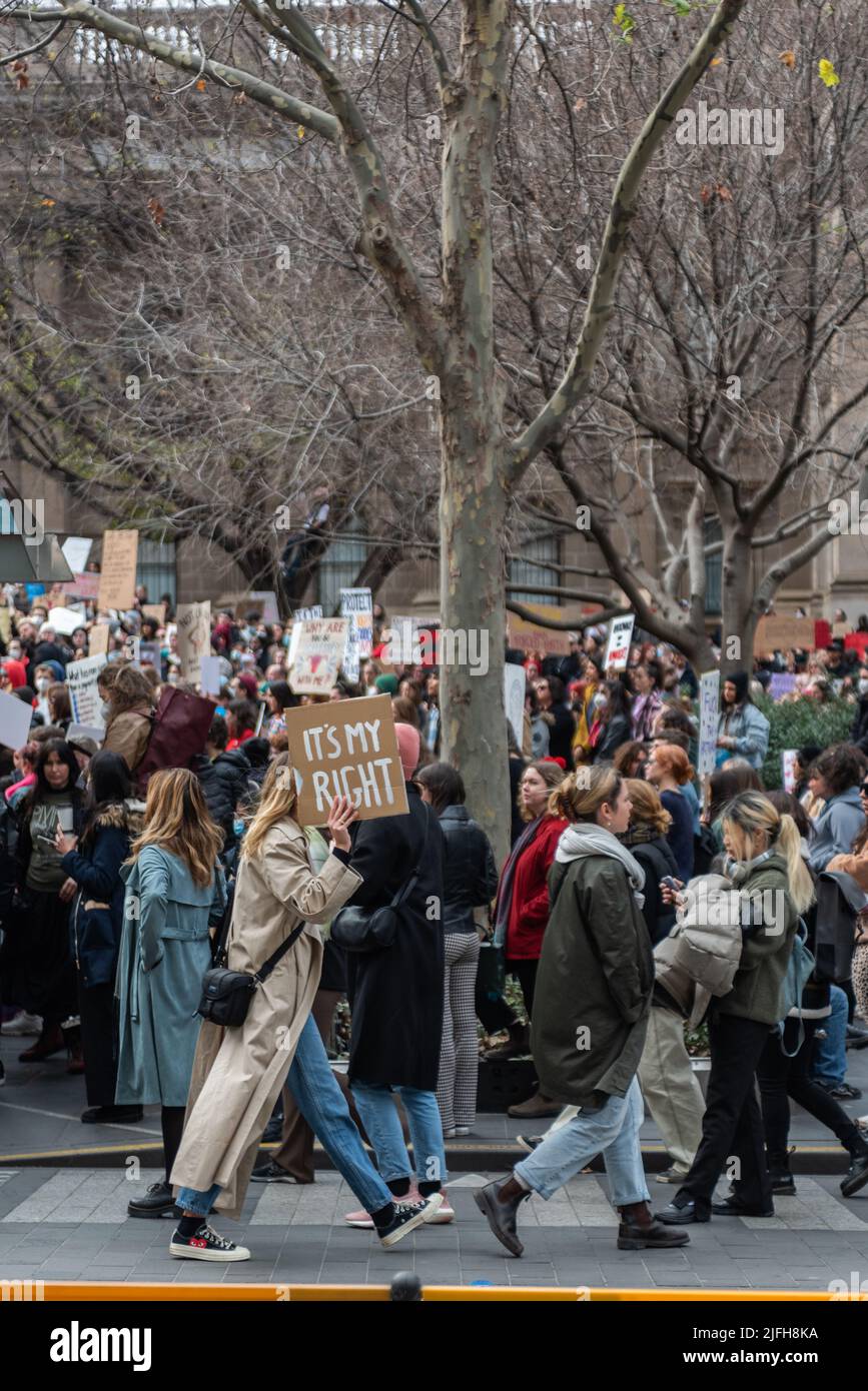 Melbourne, Australia. 2nd luglio 2022. Un partecipante di una protesta di solidarietà per i diritti di aborto ha un segno che legge 'è la mia destra?. Credit: Jay Kogler/Alamy Live News Foto Stock