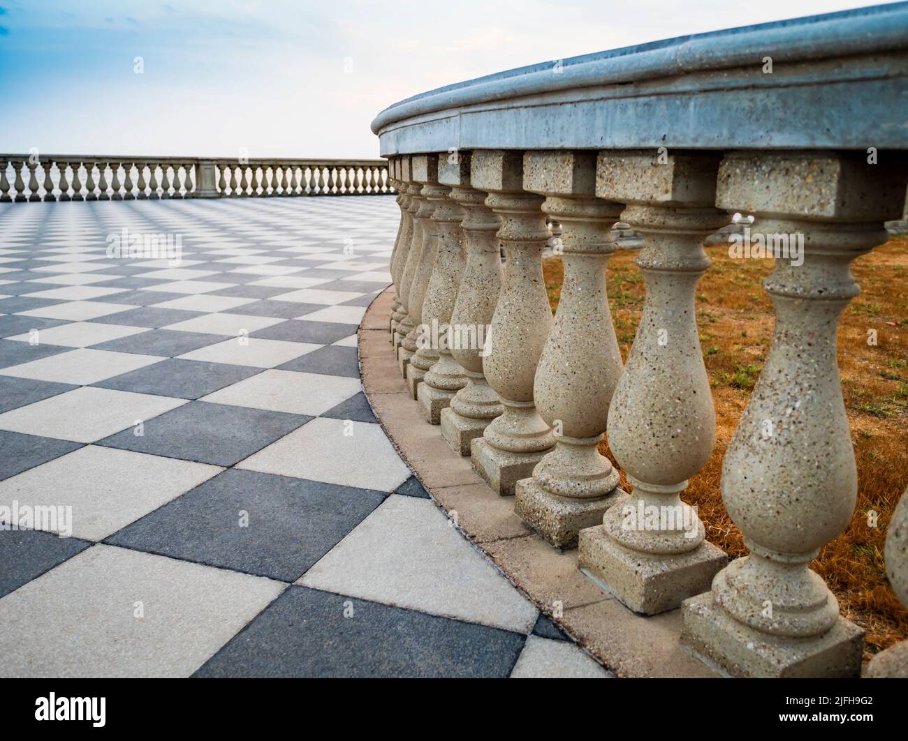 Particolare della Terrazza Mascagni, splendida terrazza belvedere con scacchiera lastricata, Livorno, Toscana, Italia Foto Stock