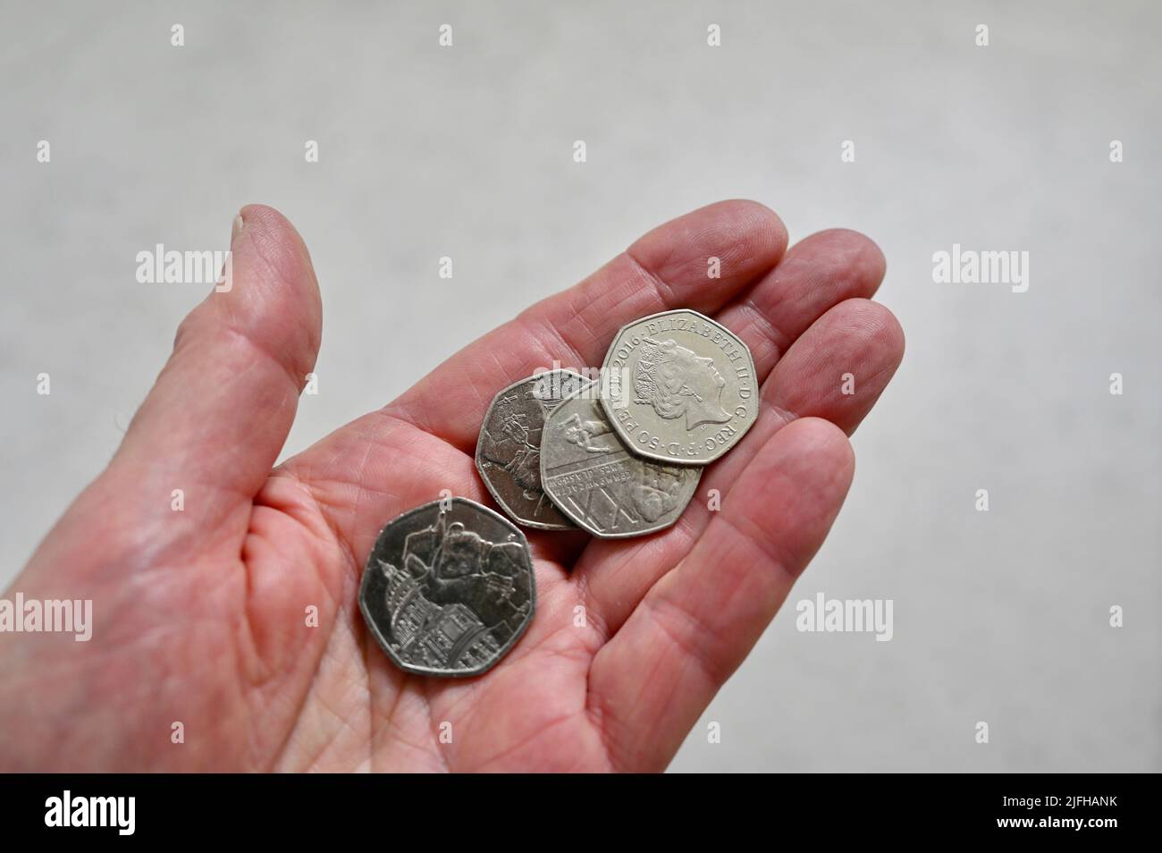 Manciata di cinquanta pezzi di pence. Foto Stock