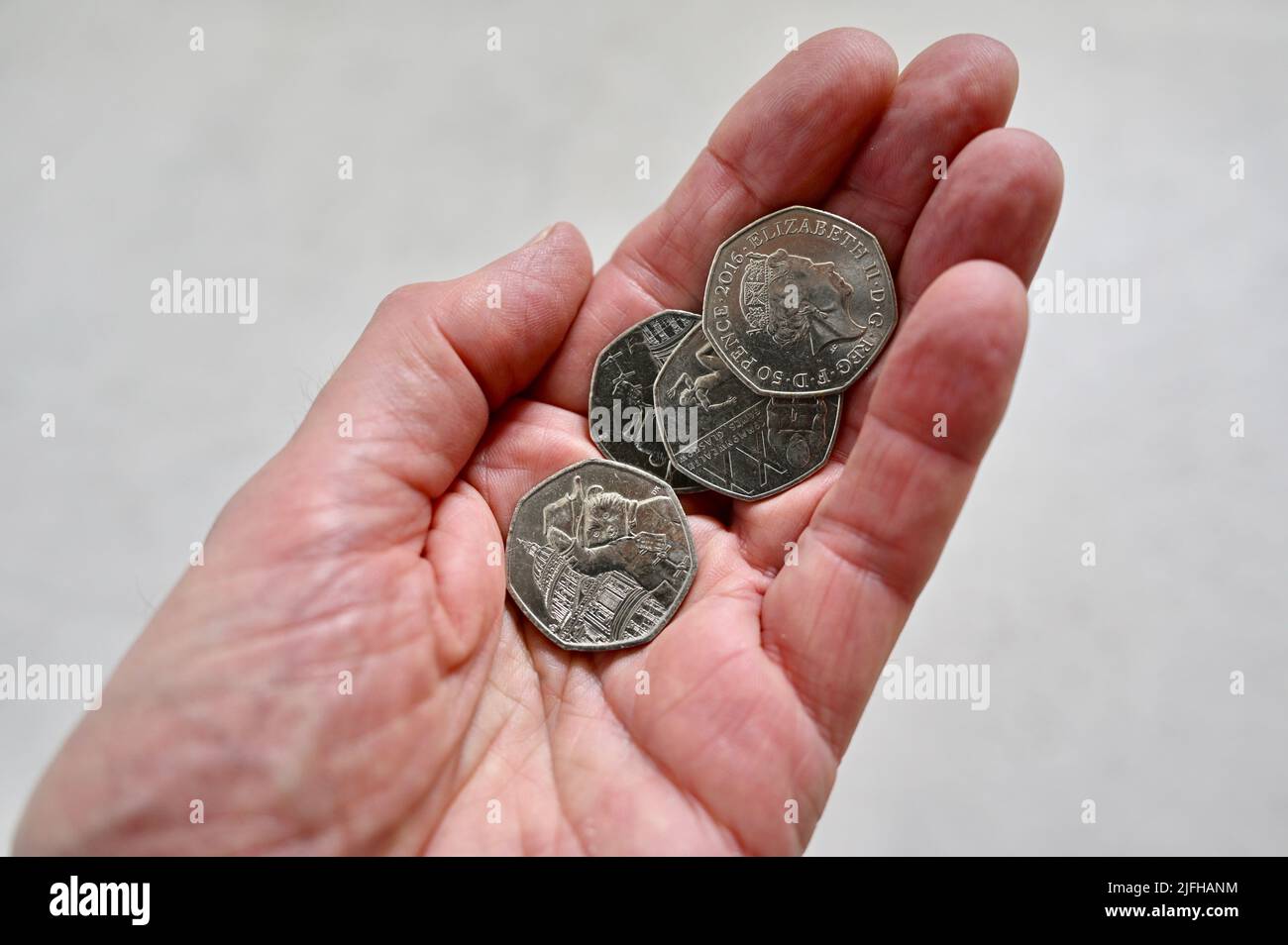 Manciata di cinquanta pezzi di pence. Foto Stock