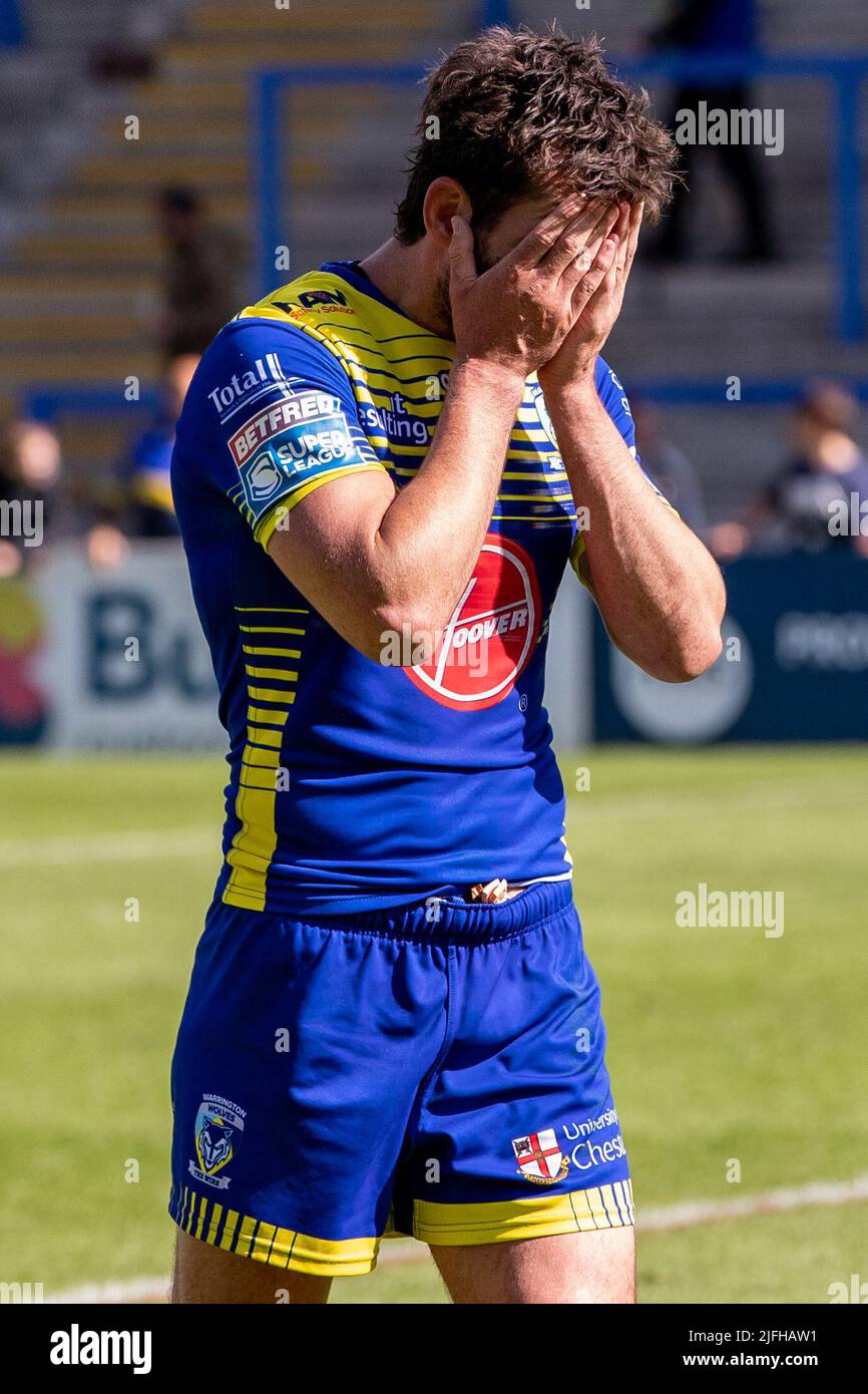 Un abbattuto Stefan Ratchford #1 di Warrington Wolves mette la testa nelle sue mani a tempo pieno dopo aver perso a Salford 24-32 Foto Stock