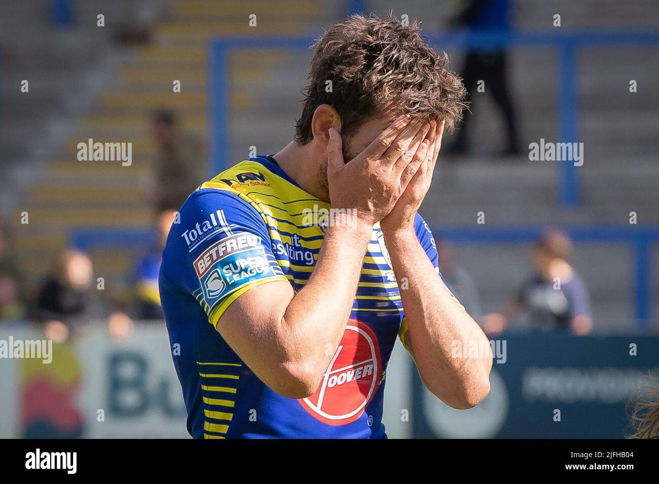 Un abbattuto Stefan Ratchford #1 di Warrington Wolves mette la testa nelle sue mani a tempo pieno dopo aver perso a Salford 24-32 Foto Stock