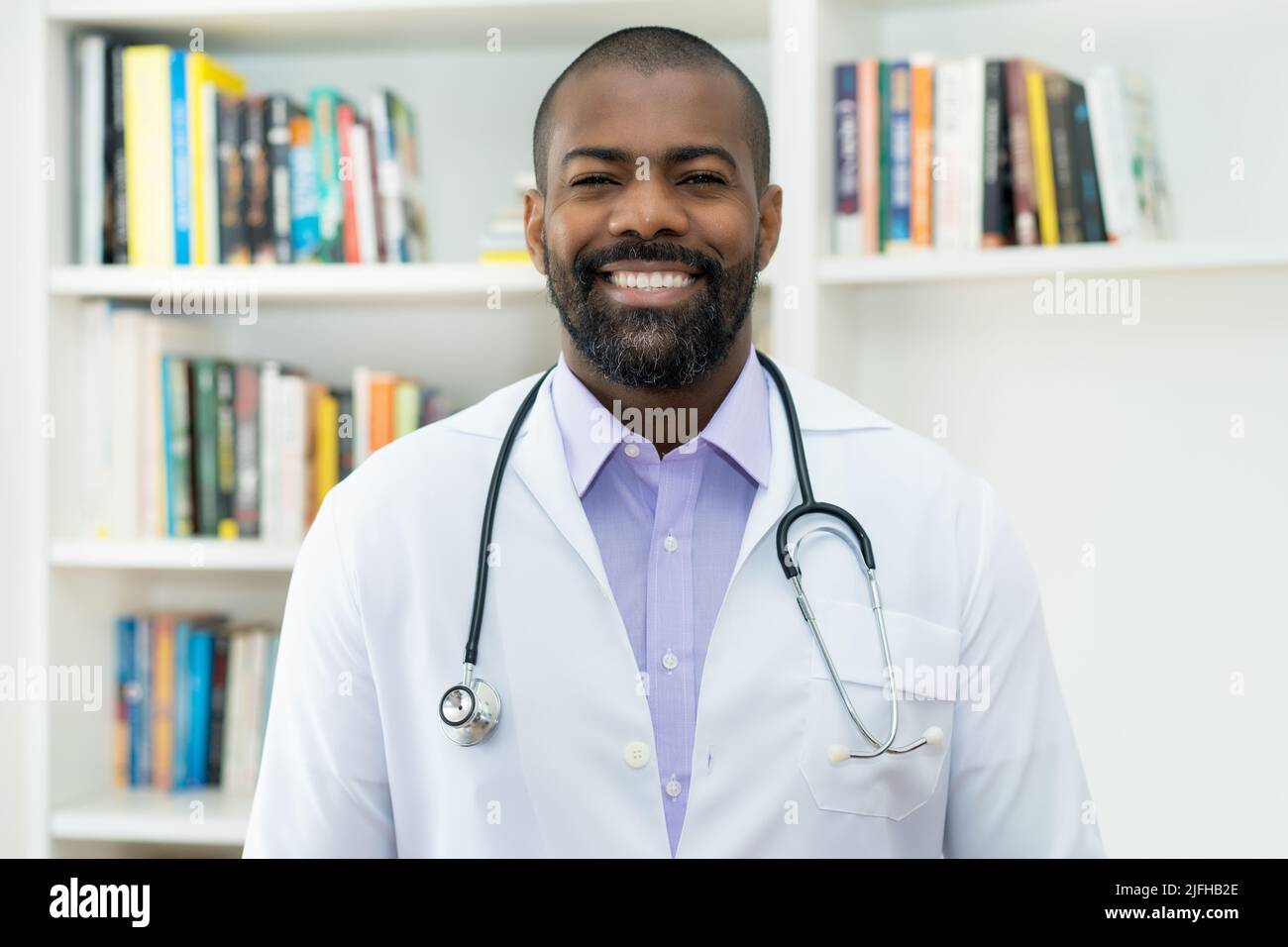 Ritratto di medico afroamericano con barba e stetoscopio presso l'ufficio dell'ospedale Foto Stock