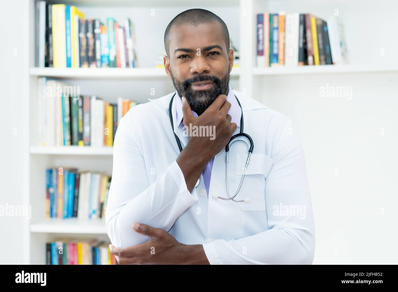 Medico afroamericano serio con barba e stetoscopio presso l'ufficio dell'ospedale Foto Stock