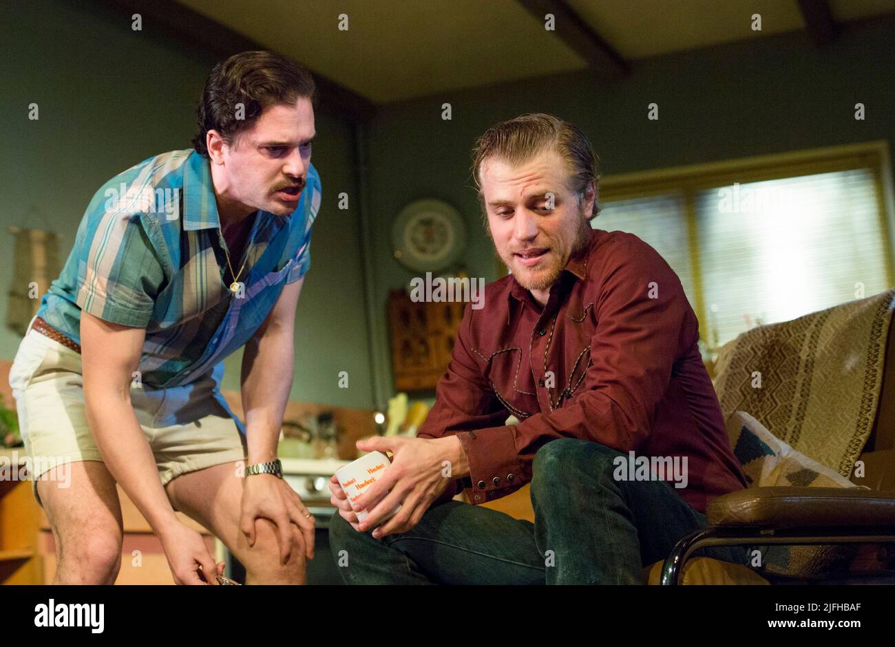 l-r: Kit Harington (Austin), Johnny Flynn (Lee) in TRUE WEST di Sam Shepard al Vaudeville Theatre, Londra WC2 04/12/2018 design: Jon Bausor illuminazione: Joshua Carr regista: Matthew Dunster Foto Stock