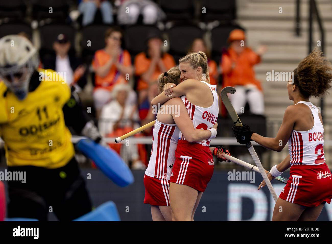 Silverstone, Regno Unito. 3rd luglio 2022. AMSTERDAM - Isabelle Petter, Lili Owsley e Darcy Bourne (GBR) si sono rallegrati durante la partita Inghilterra contro India ai Campionati mondiali di hockey al Wagener Stadium, ad Amsterdam, Olanda, il 3 luglio 2022. ANP SANDER KONING Credit: ANP/Alamy Live News Foto Stock