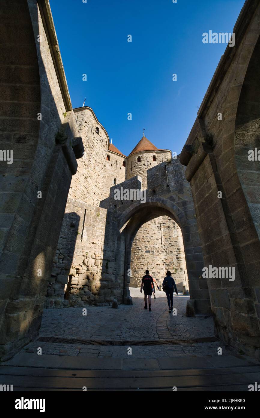 Silhouette di turisti ottenere in la cité de Carcassonne dal porto di Narbonnaise Foto Stock