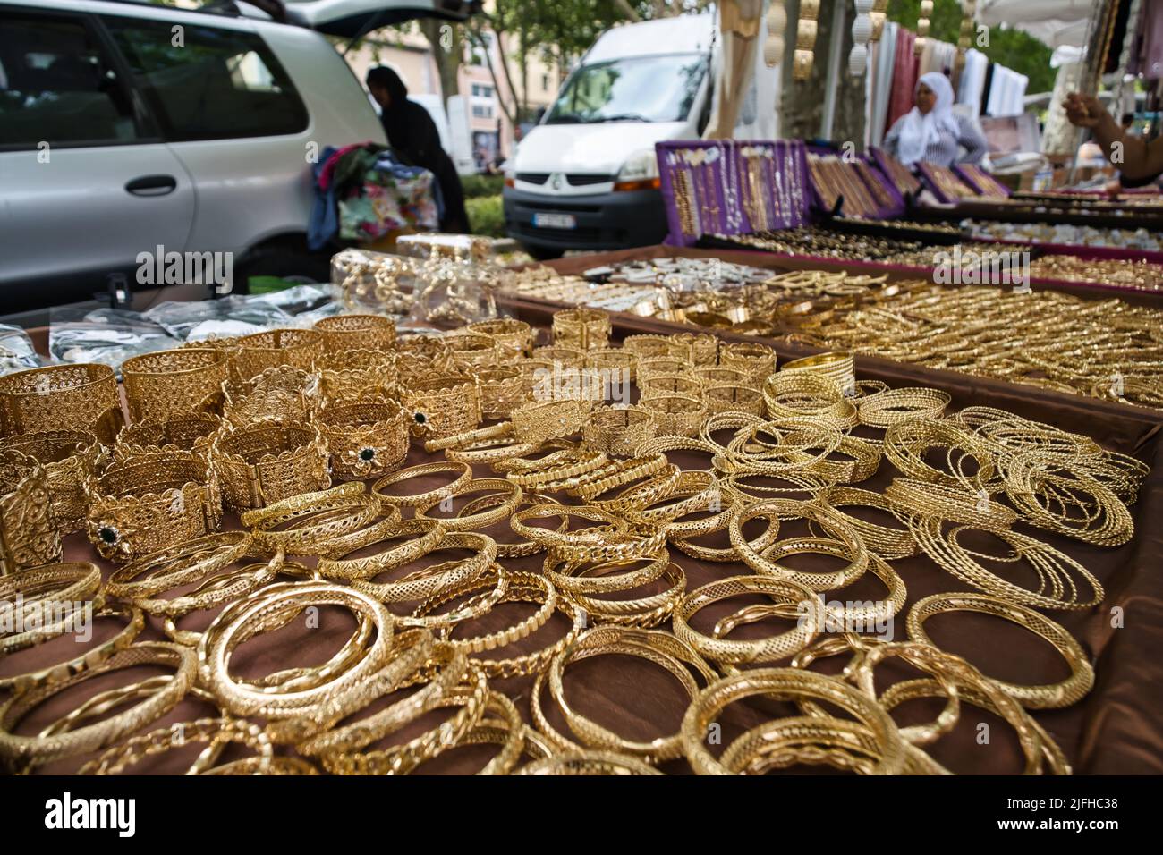 Molti braccialetti d'oro costume gioielleria in una stalla al mercato all'aperto a Carcassonne Foto Stock